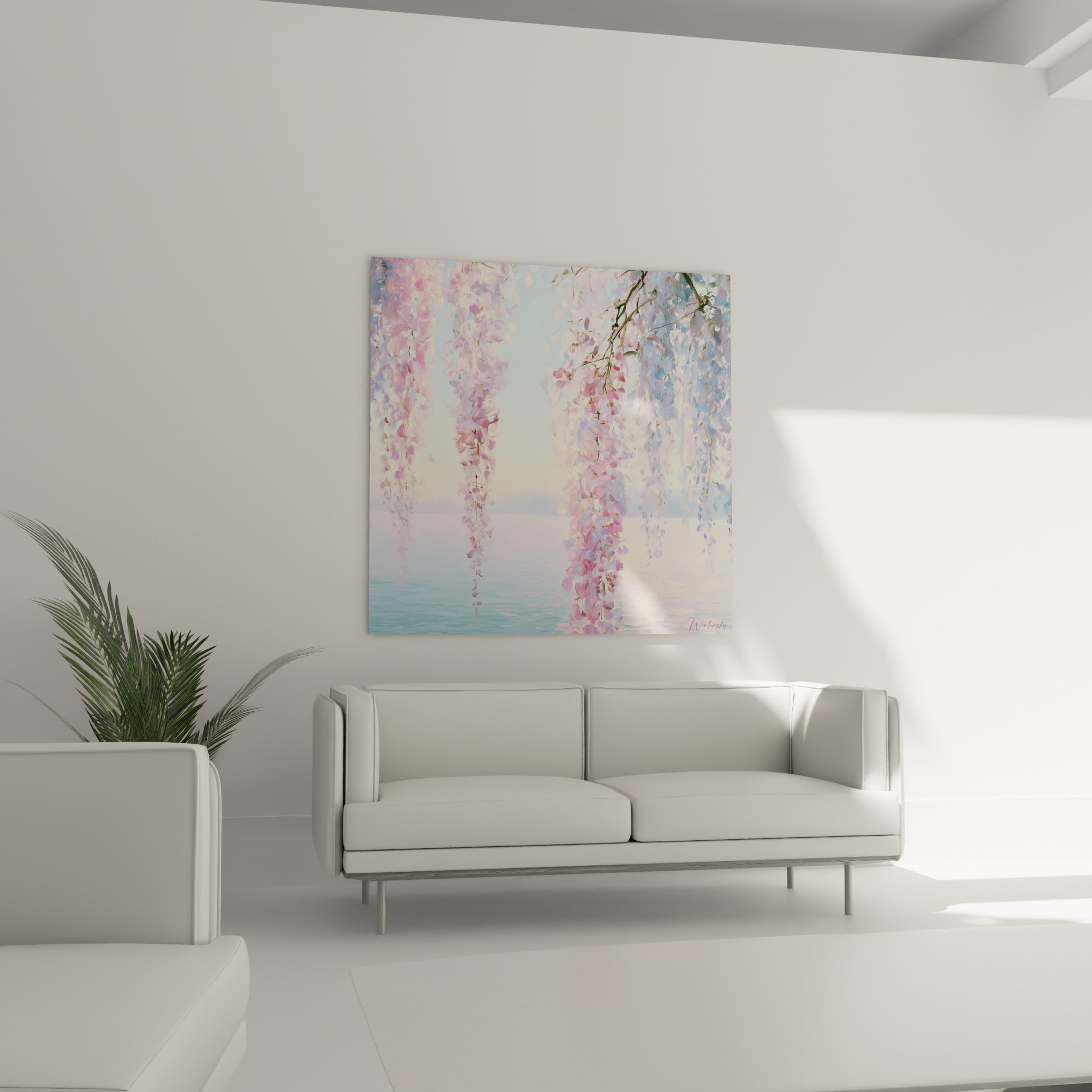 Fleurs de glycine bleu pastel et rose accrochées au-dessus d'un canapé dans un salon lumineux