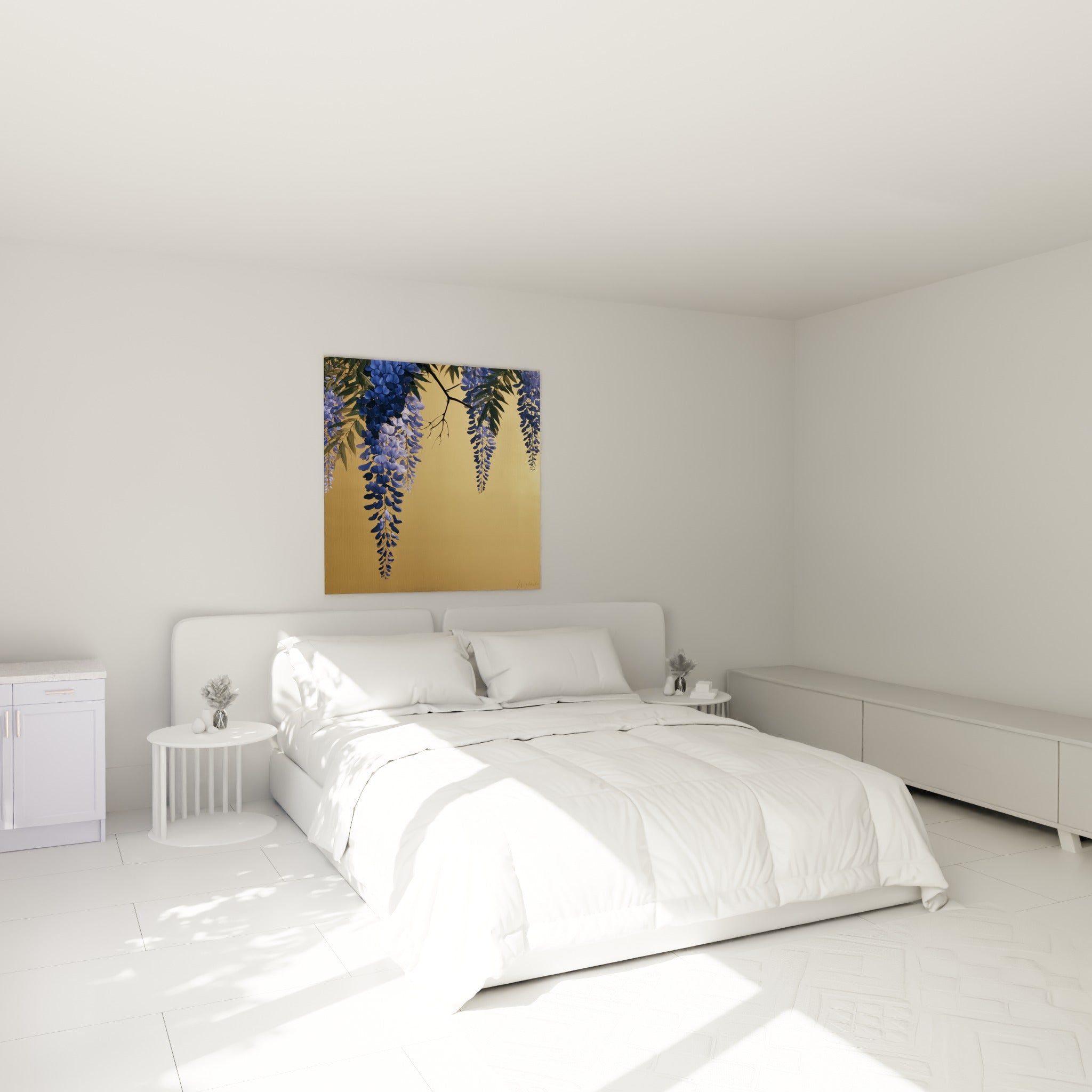 Grappes de glycine bleu violet tombant en cascade, accrochées au-dessus d'un lit dans une chambre claire