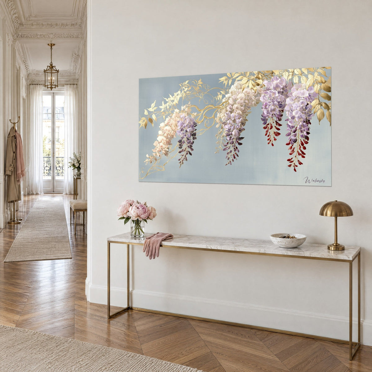 Gemälde hängende Blauregenblüten mit bordeauxroten Spitzen, goldene Zweige auf graublauem Grund, über einer goldenen Konsole mit Marmor