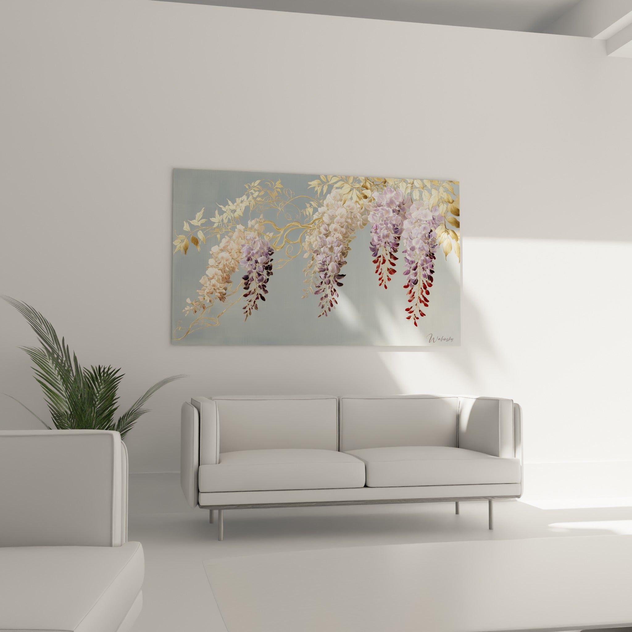 Branche de glycine dorée et mauve déployée au-dessus d'un canapé dans un salon lumineux