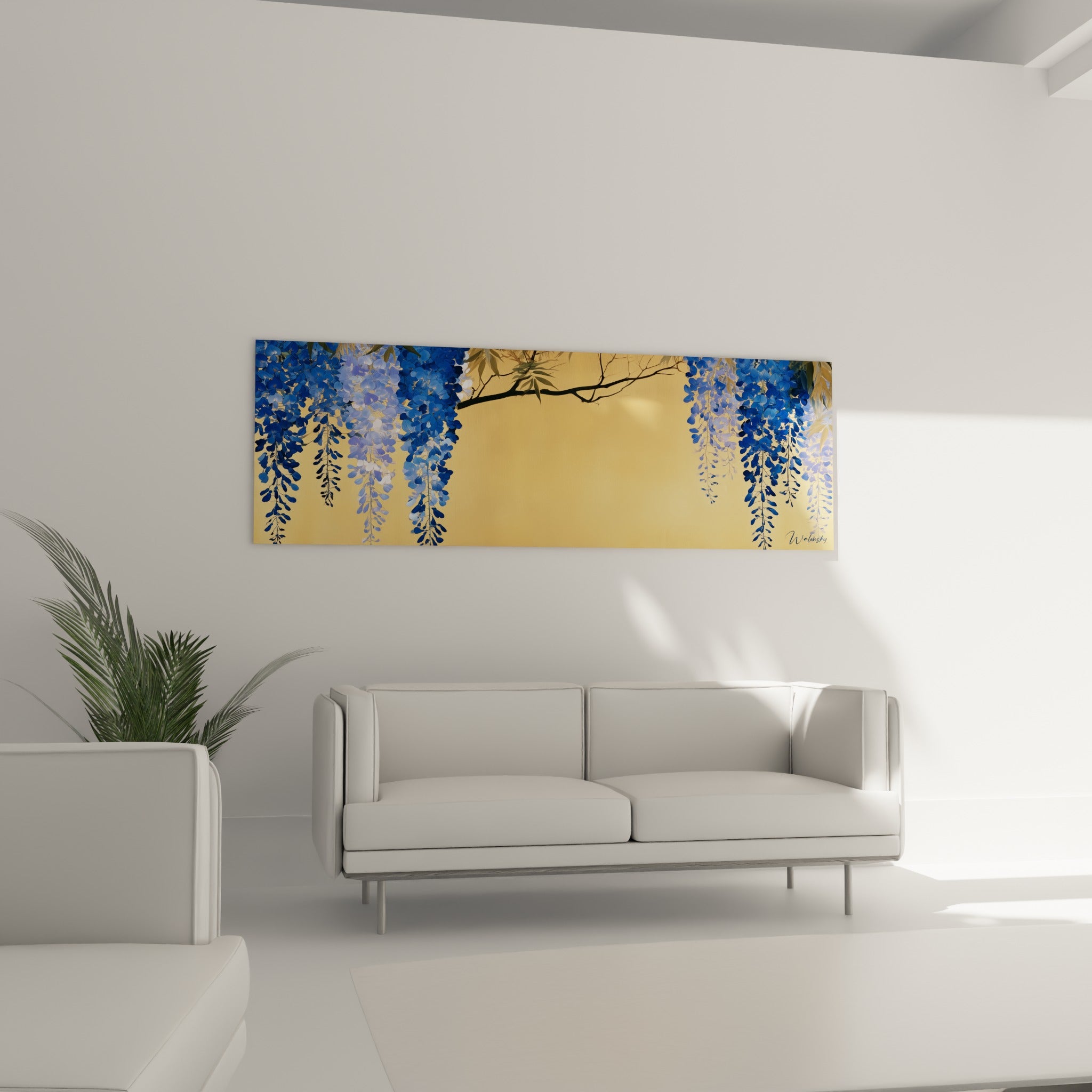 Branche fleurie de glycine bleue et dorée peinte avec finesse, au-dessus d'un canapé dans un salon lumineux