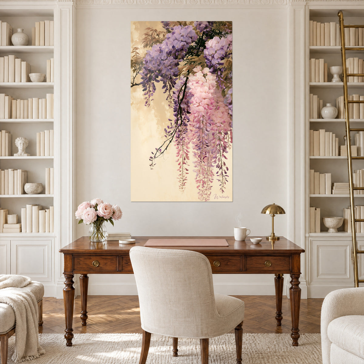 Quadro lunghi grappoli pendenti malva e rosa, rami neri sottili, fondo avorio, sopra una scrivania in legno tra due librerie