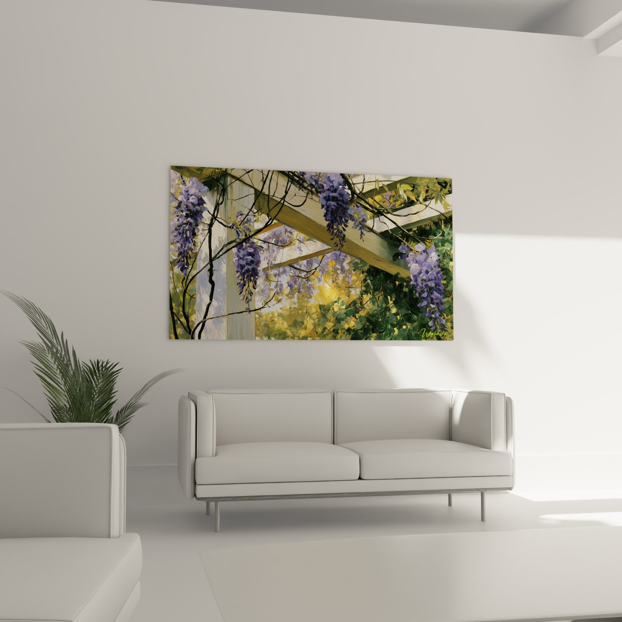 Fleurs de glycine mauve et branches noueuses au-dessus d'un canapé dans un salon lumineux