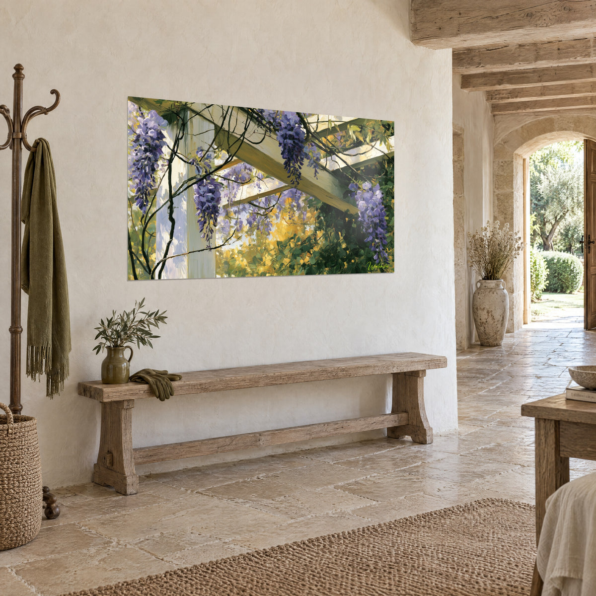 Schilderij mauve blauweregentrossen op een pergola, groen loof en goudgele achtergrond, opgehangen aan een stenen huismuur, driekwartaanzicht