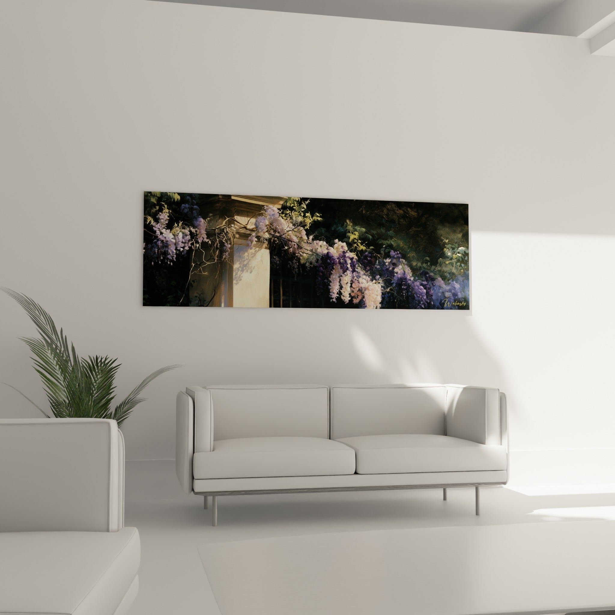 Branches fleuries de glycine mauve retombant au-dessus d'un canapé dans un salon lumineux