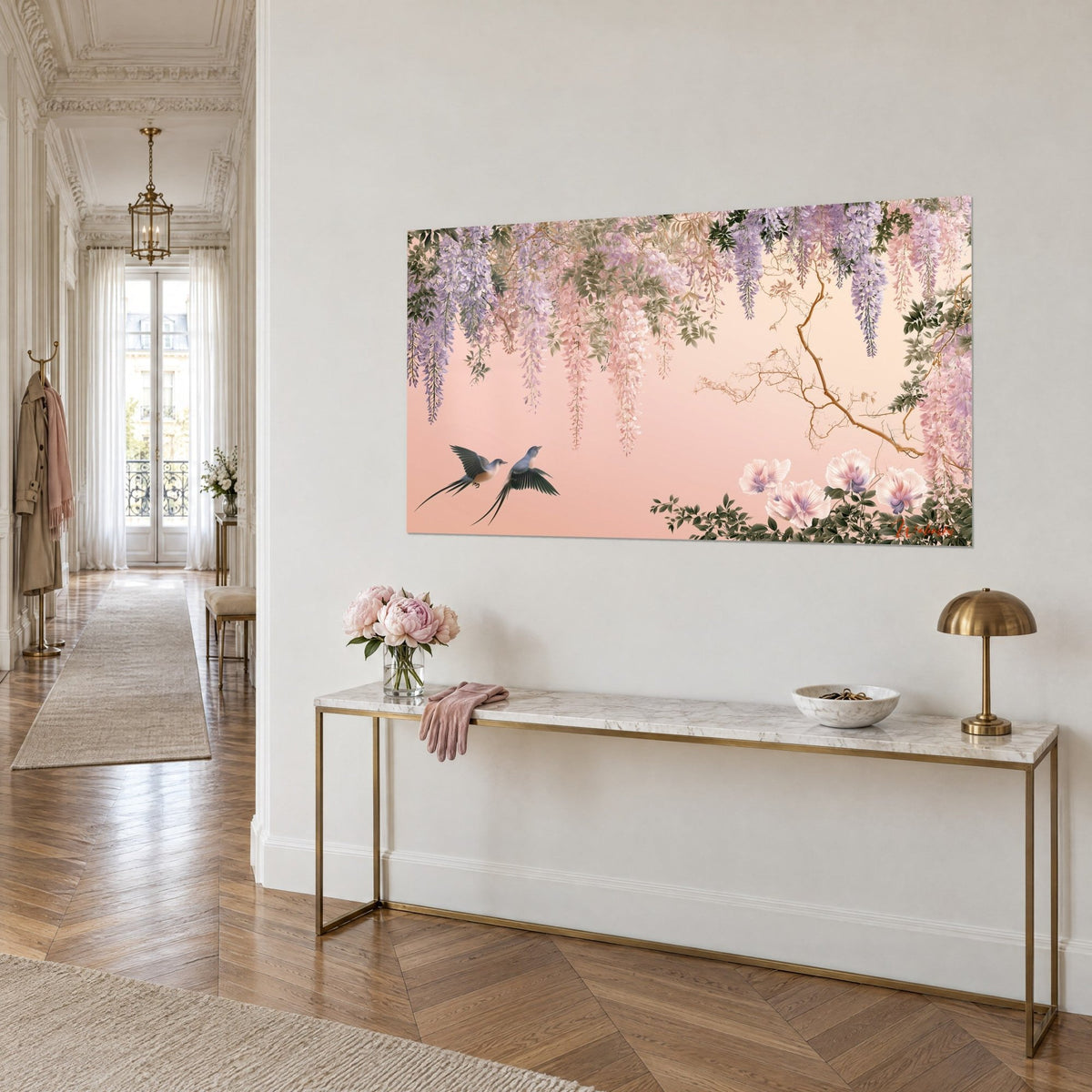 Quadro di glicine cadente lilla e rosa cipria, uccelli verde scuro in volo, ramo dorato, appeso sopra una consolle dorata in stile Haussmann