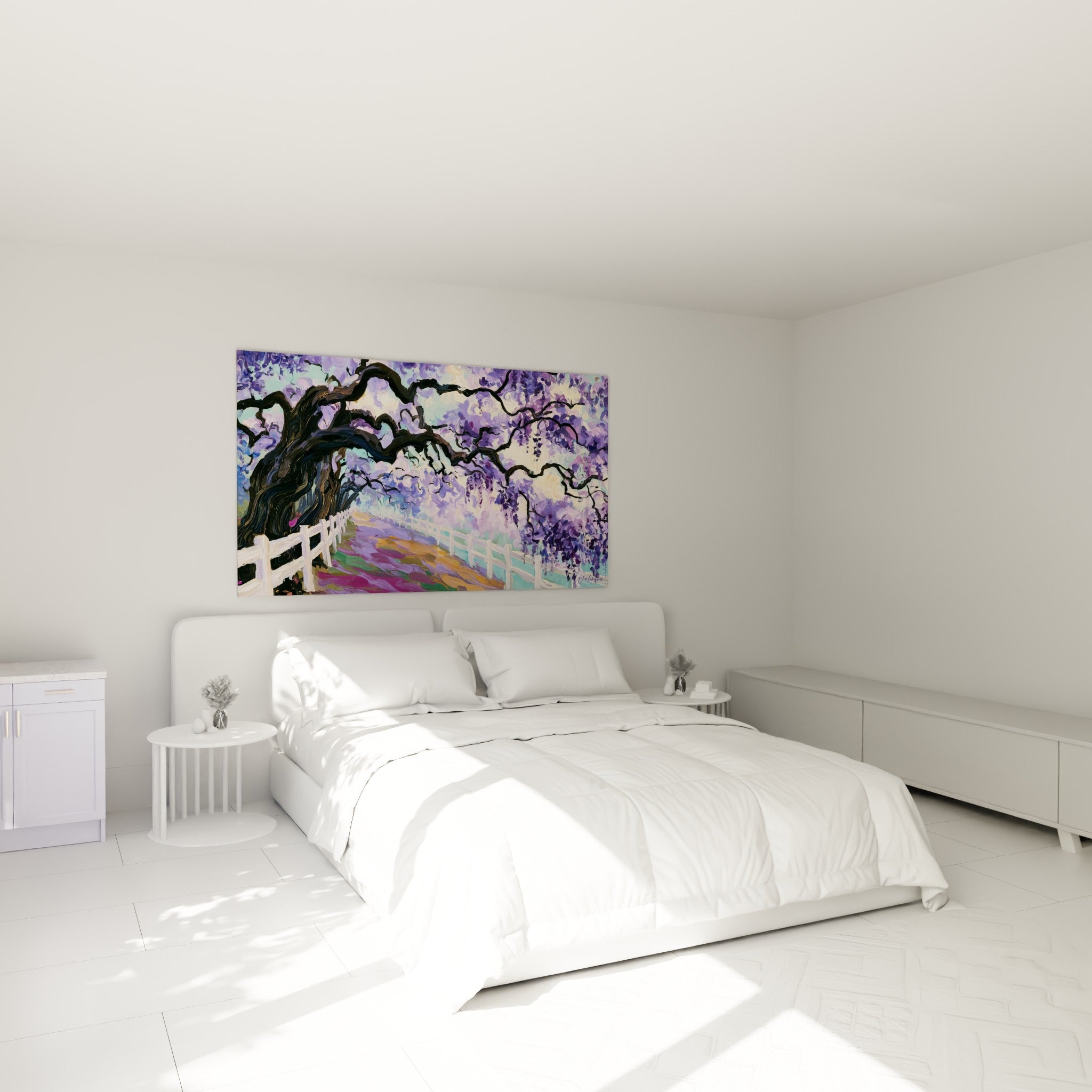 Branches de glycine mauve et blanche déployées au-dessus d'un lit dans une chambre claire