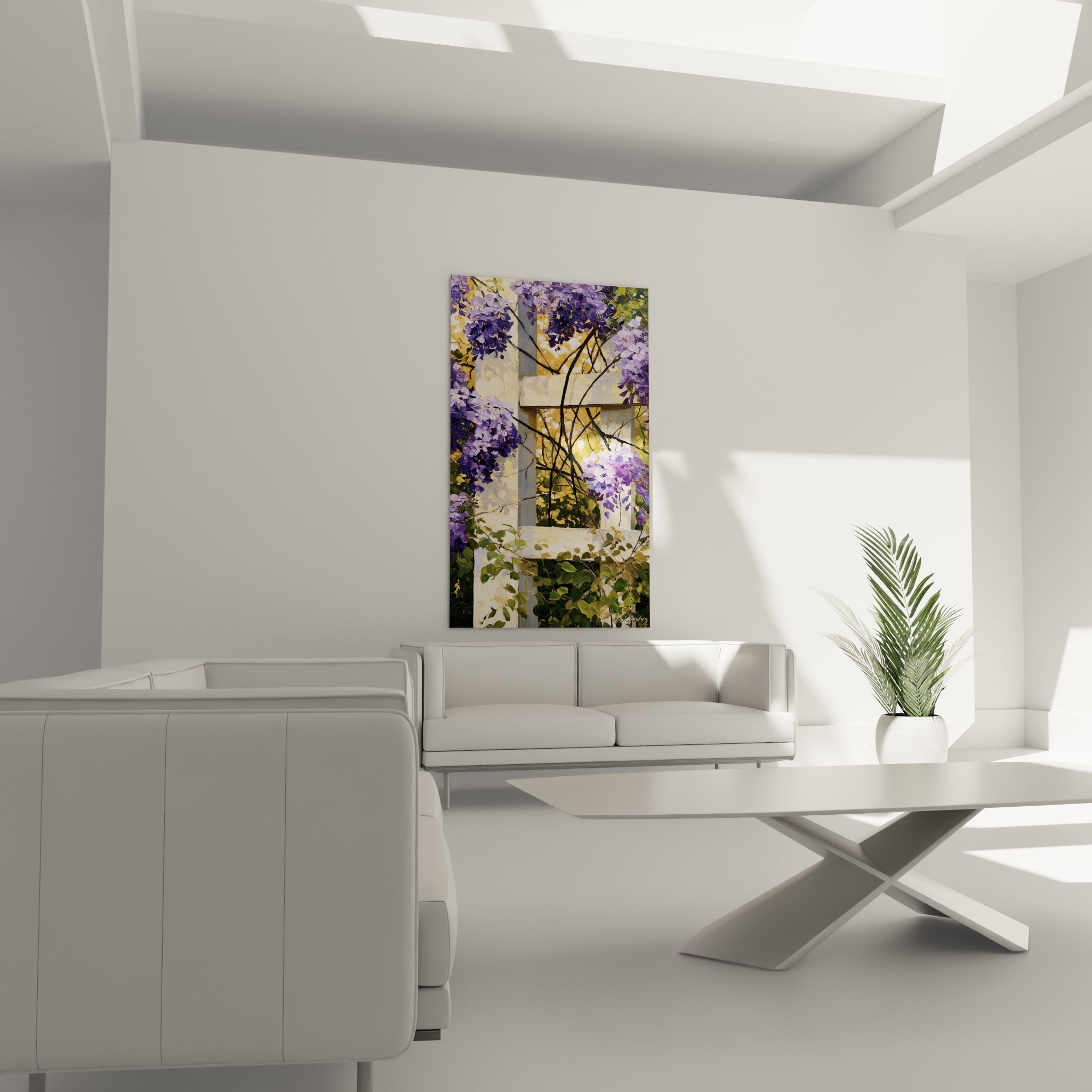 Branches noueuses et fleurs mauves sur fond doré, tableau glycine au-dessus d'un canapé dans un salon lumineux