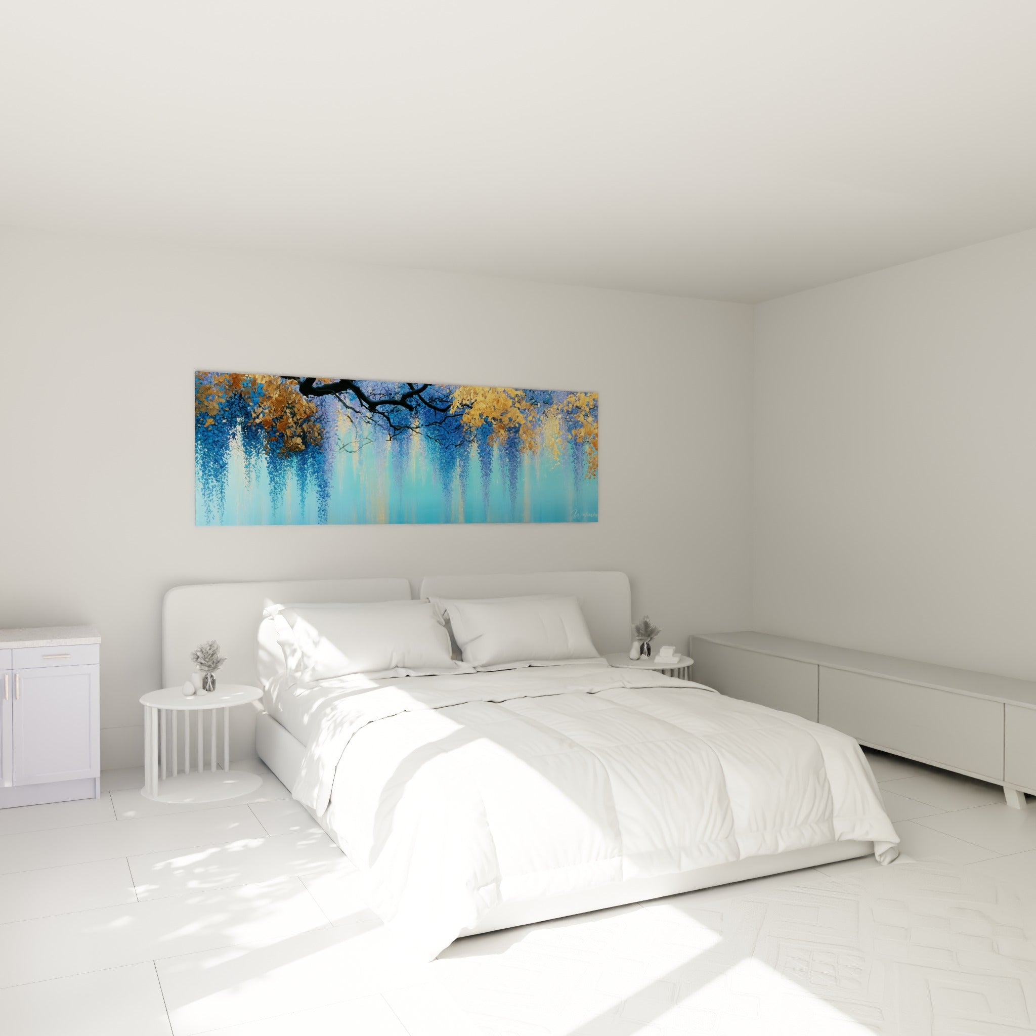 Branches de glycine bleue et dorée suspendues au-dessus d'un lit dans une chambre claire