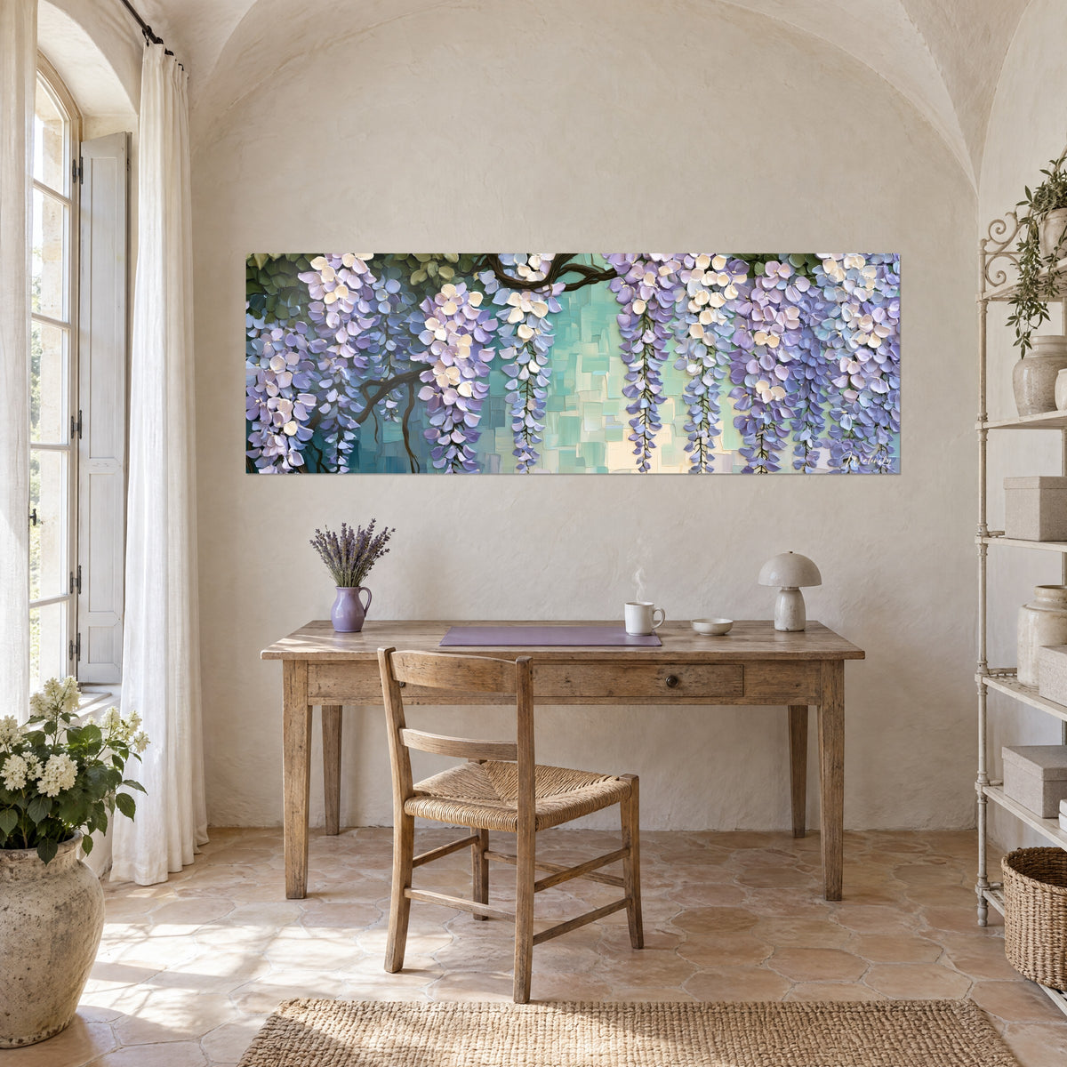 Tableau guirlandes de glycine bleu-violet, feuillage vert sombre et fond turquoise en carreaux, accroché au mur d'un bureau en bois clair