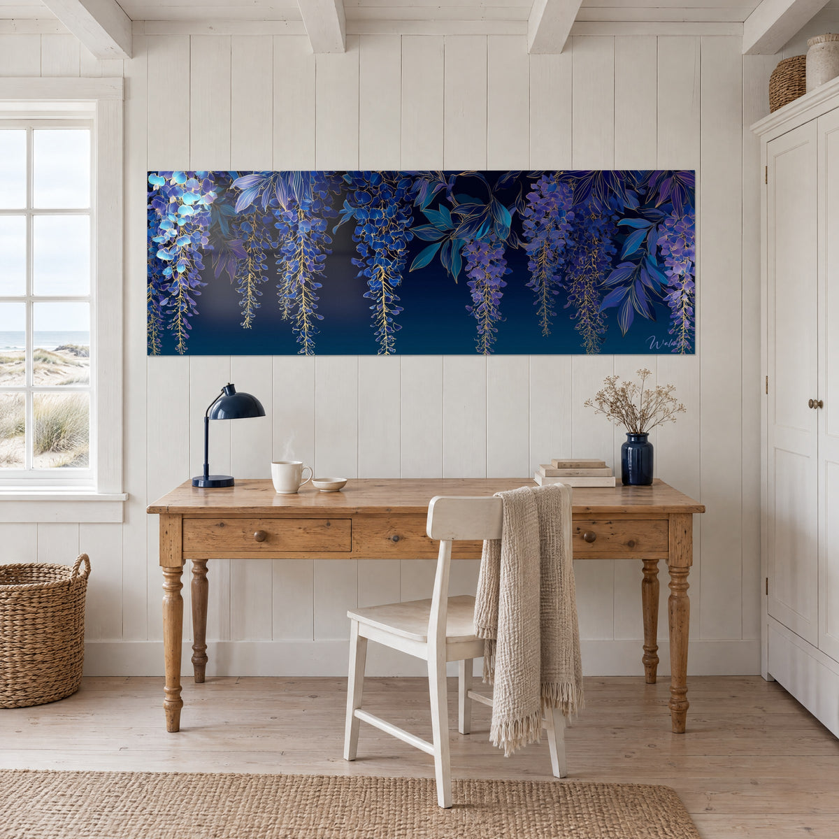 Schilderij neerhangende bloemen in ultramarijn en pruimenkleur, glanzende gouden contouren, boven een bureau van licht hout met een marineblauwe lamp