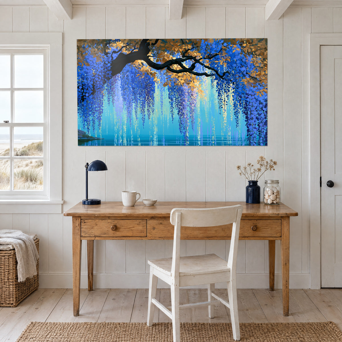 Schilderij turquoise meer onder een boog van kobaltblauwe glycine en amberkleurige bladeren, boven een bureau van licht hout