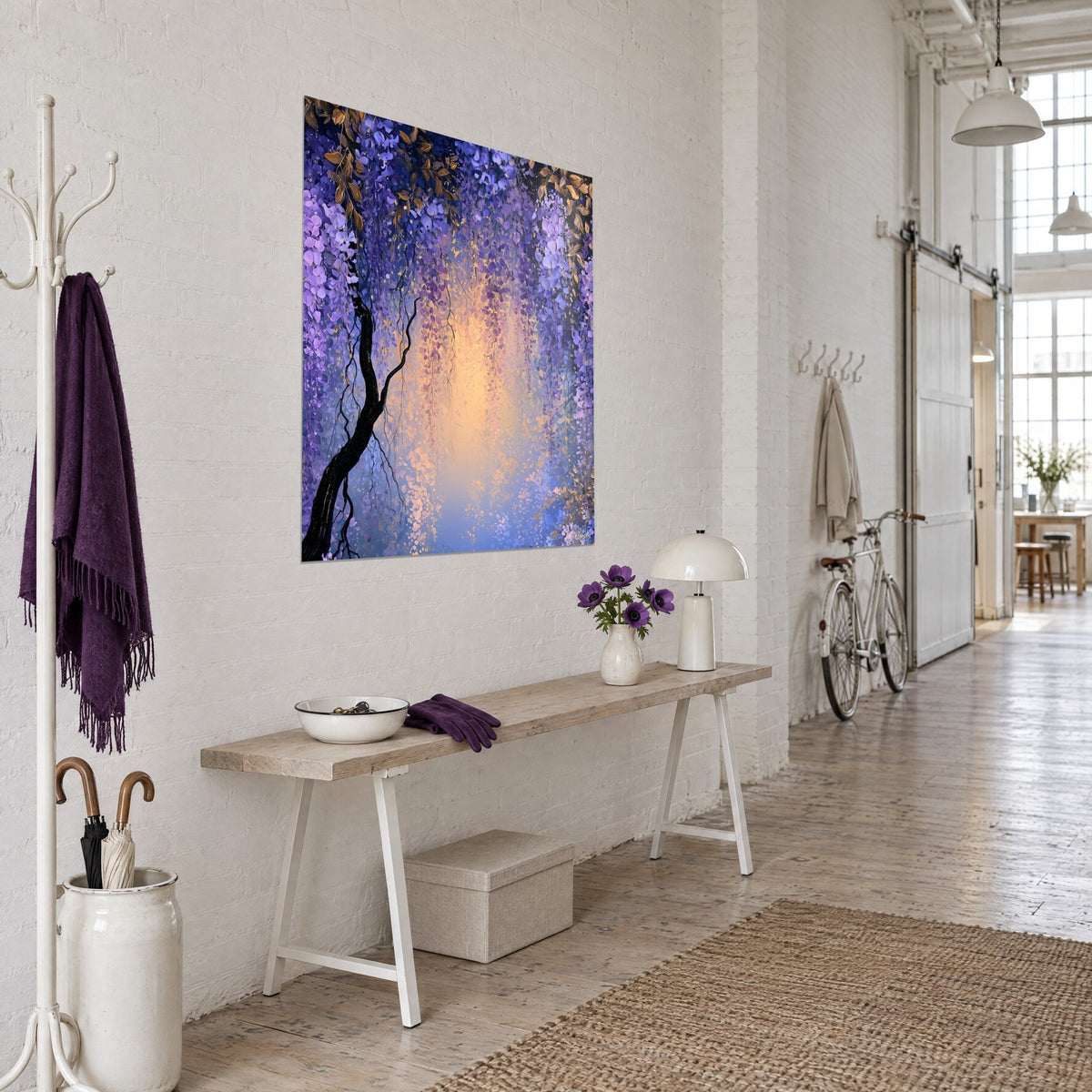 Quadro di un albero scuro sotto grappoli lilla e indaco, alone ocra al centro, visto di tre quarti in un loft d'artista