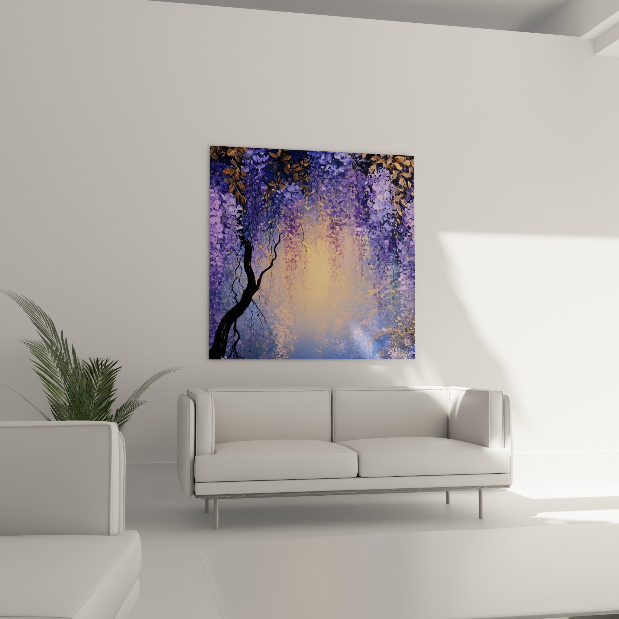 Glycine bleu lavande et ambre accrochée au-dessus d'un canapé dans un salon lumineux