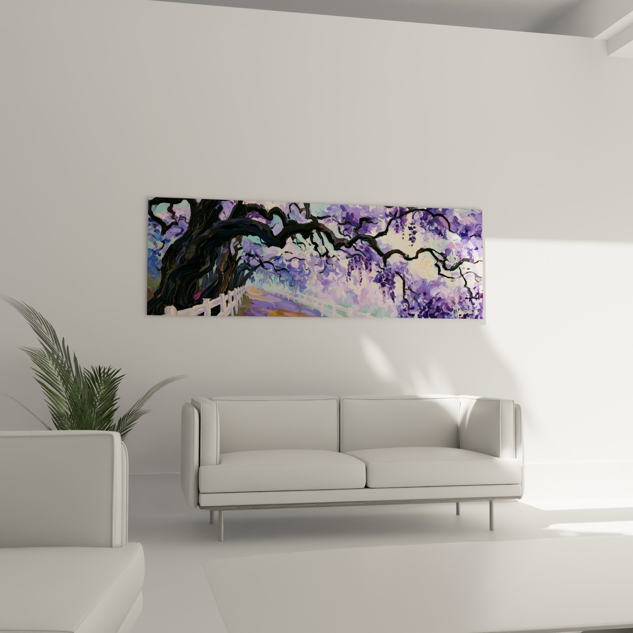 Cascade de fleurs violettes et bleu pastel de la glycine au-dessus d'un canapé dans un salon lumineux