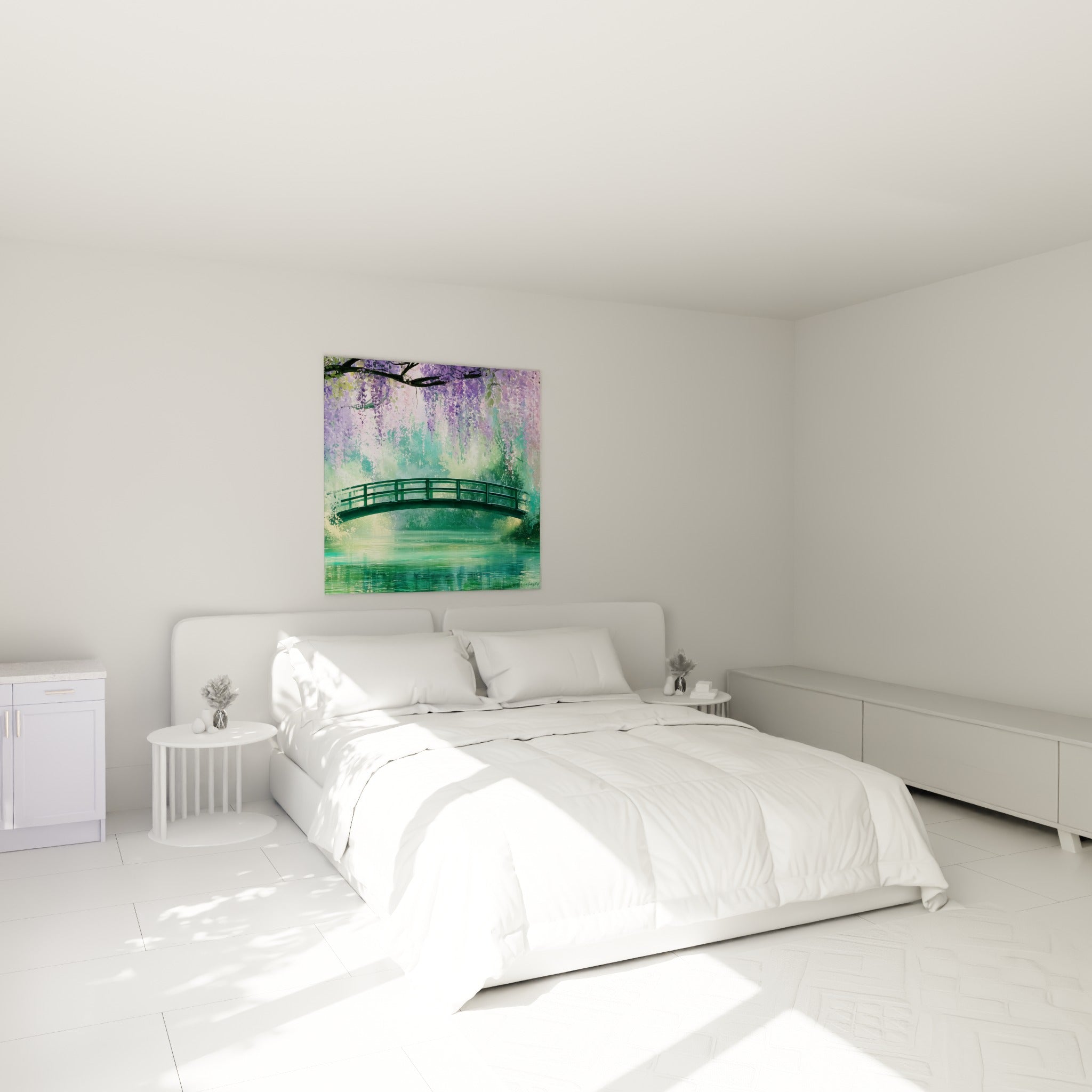 Fleurs de glycine violettes et pont vert reflété dans l'eau, au-dessus d'un lit dans une chambre claire
