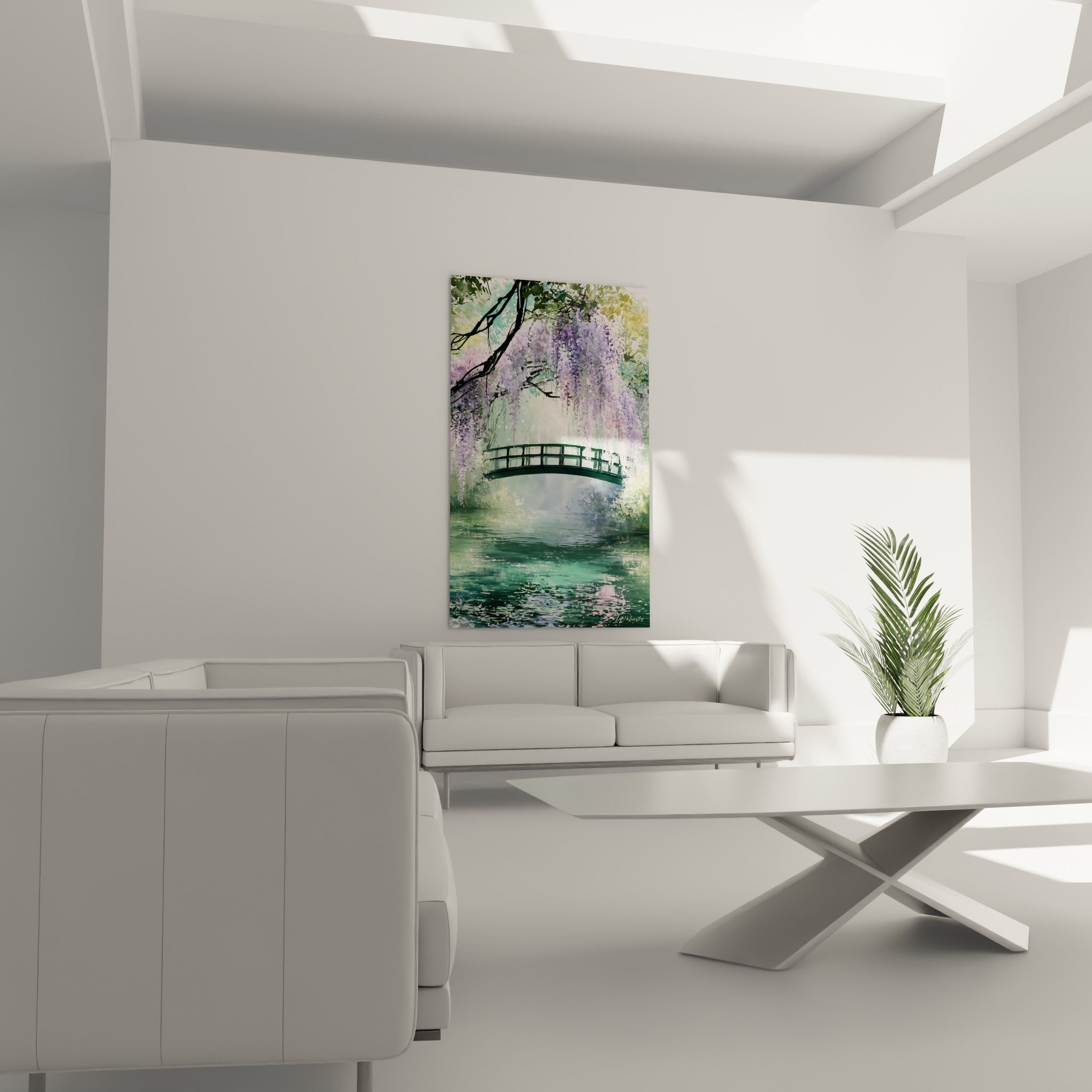 Cascade de fleurs mauves surplombant un étang vert, disposée au-dessus d'un canapé dans un salon lumineux