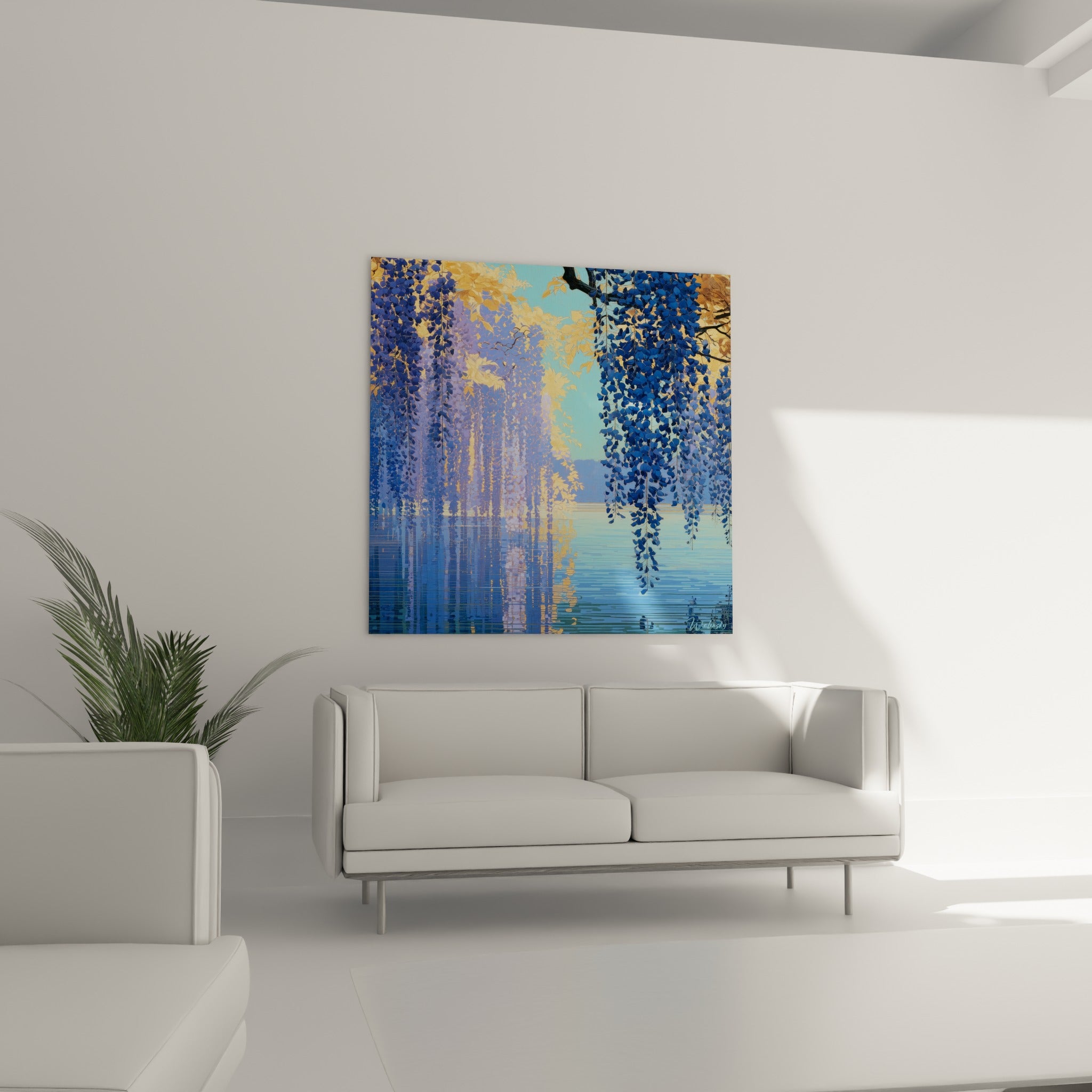 Cascade florale de glycine bleu marine et dorée accrochée au-dessus d'un canapé dans un salon lumineux