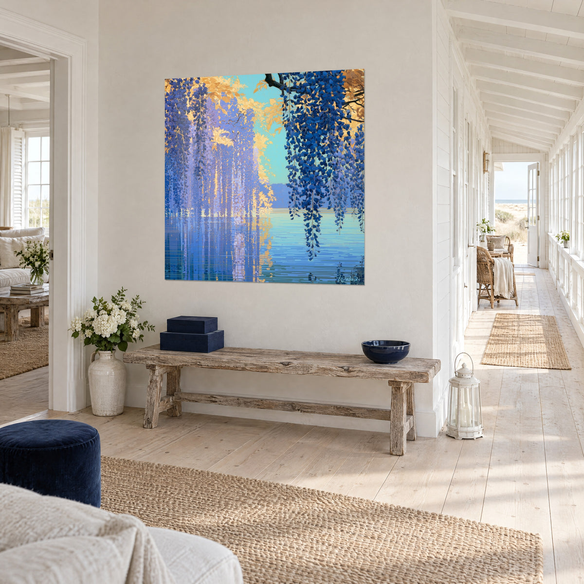 Schilderij waterval van paarse bloemen en gouden bladeren op kalm water, opgehangen in de gang van een huis aan zee