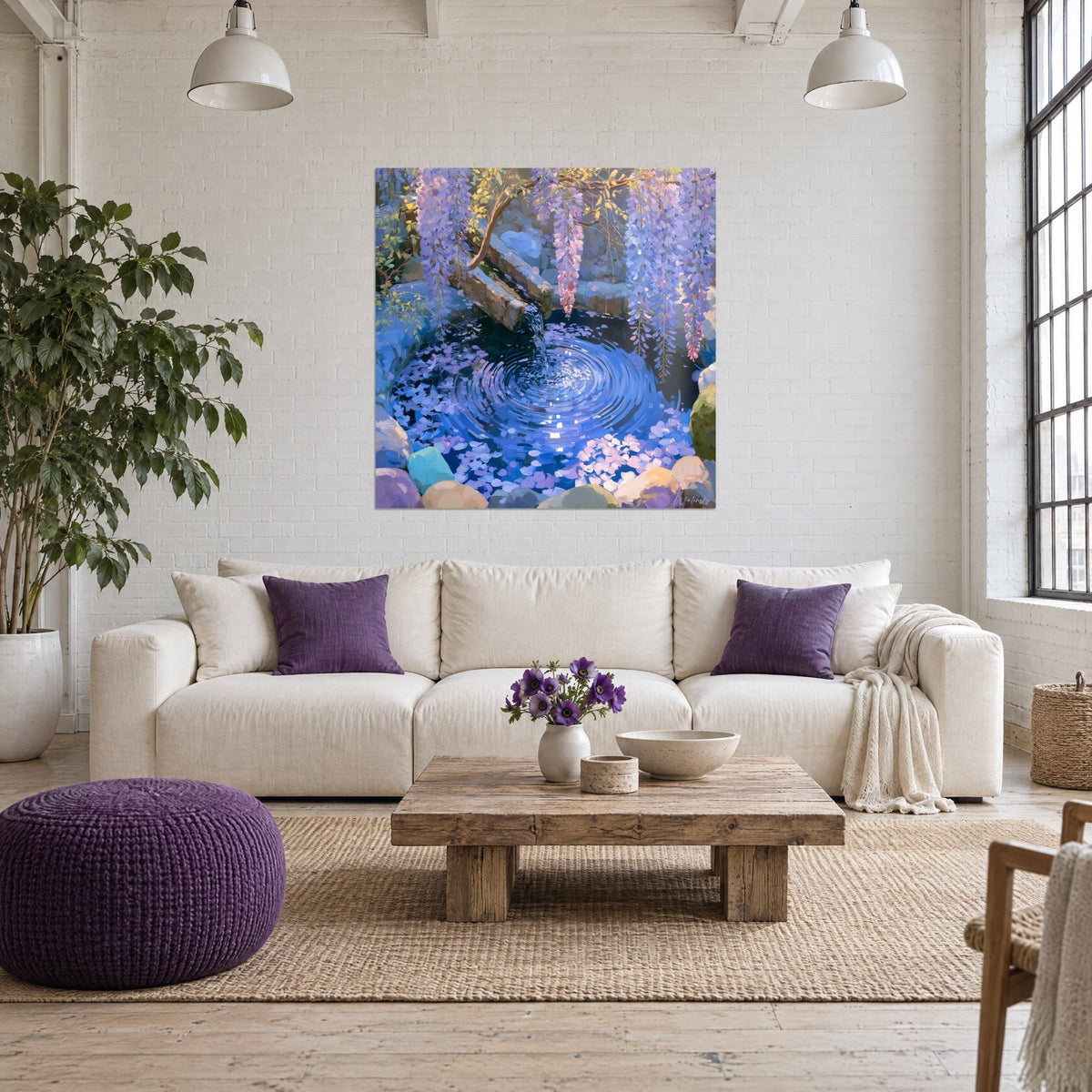 Schilderij bamboefontein die een dunne straal water in een kobaltblauw en mauve bassin giet, boven een bank in een lichte woonkamer
