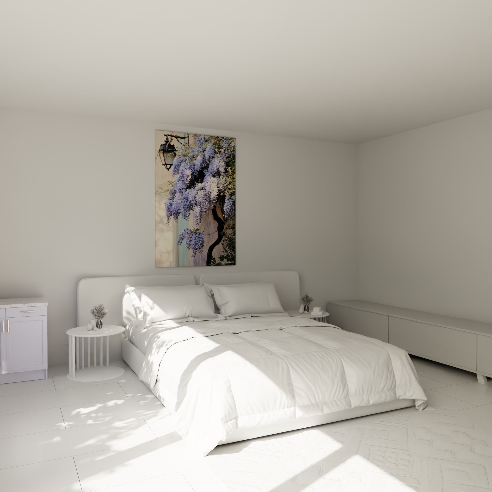 Grappes de glycine lavande et blanche suspendues au-dessus d'un lit dans une chambre claire