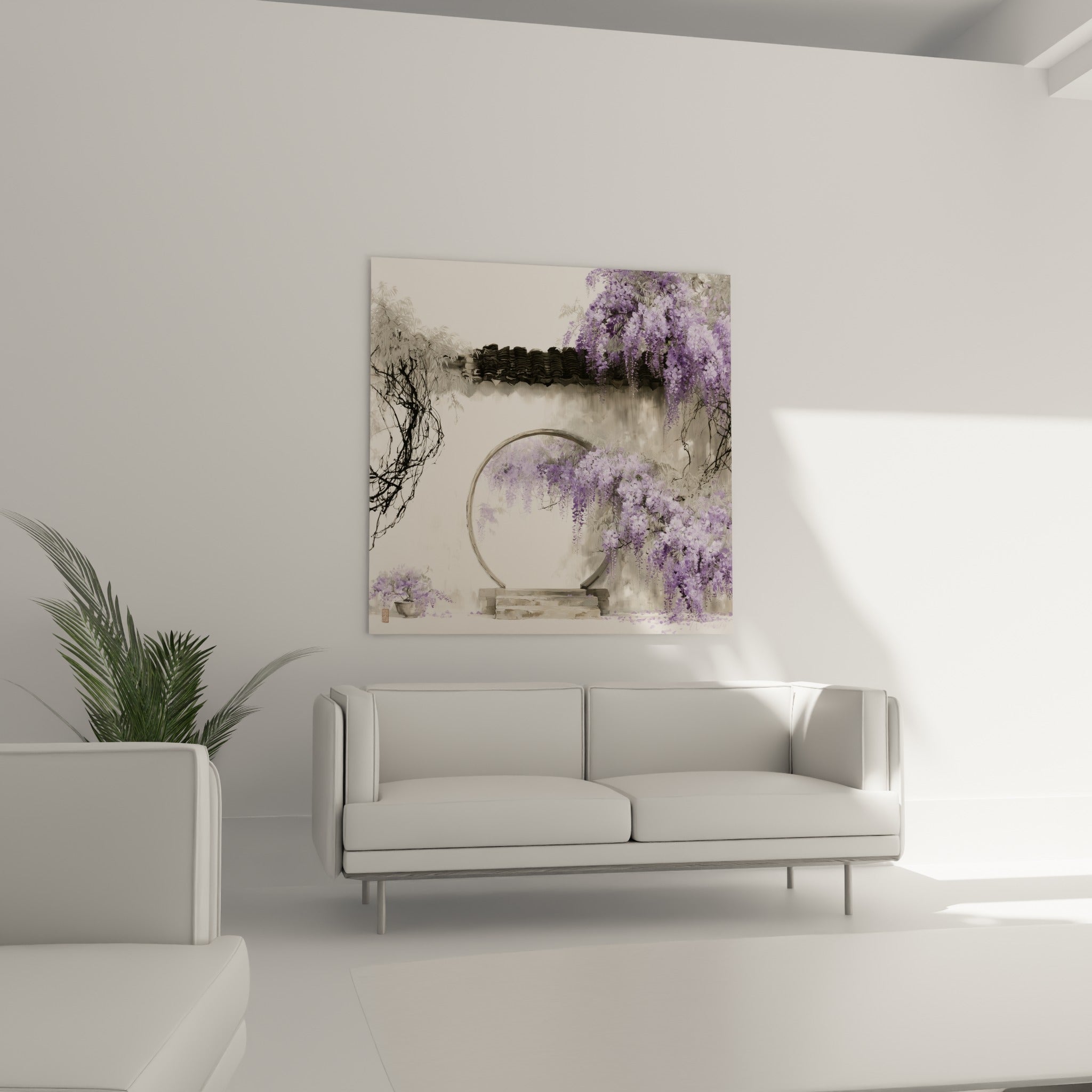 Cascade de fleurs violettes autour d'une arche grise au-dessus d'un canapé dans un salon lumineux
