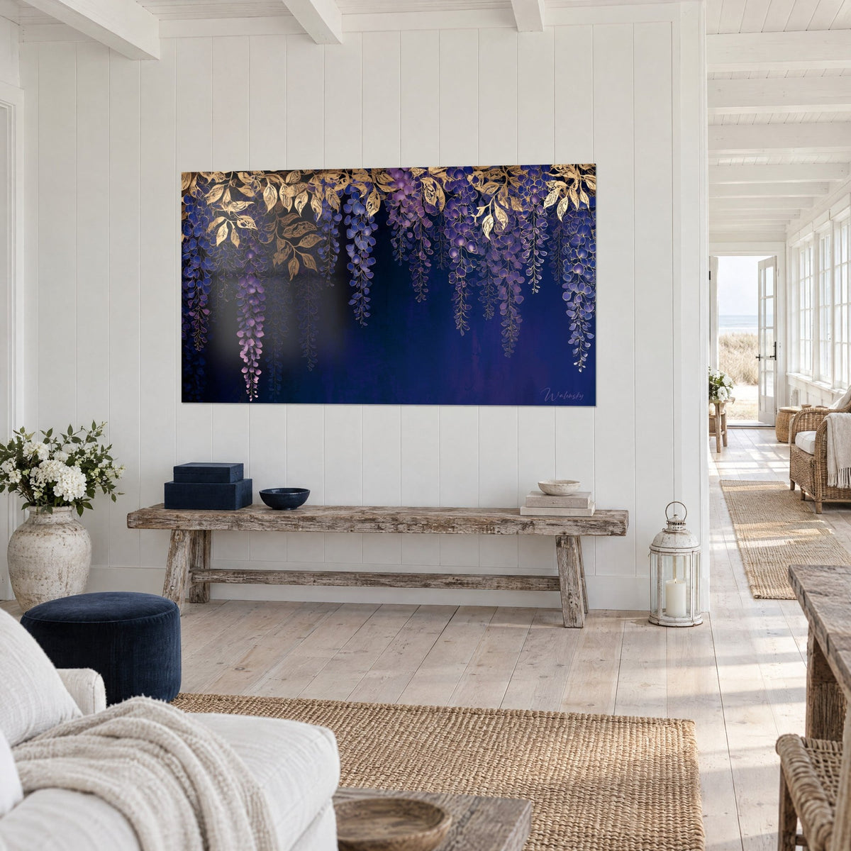 Quadro con una pergola di fiori violetti ricadenti e fogliame dorato su blu navy, parete bianca con perlinato della casa al mare