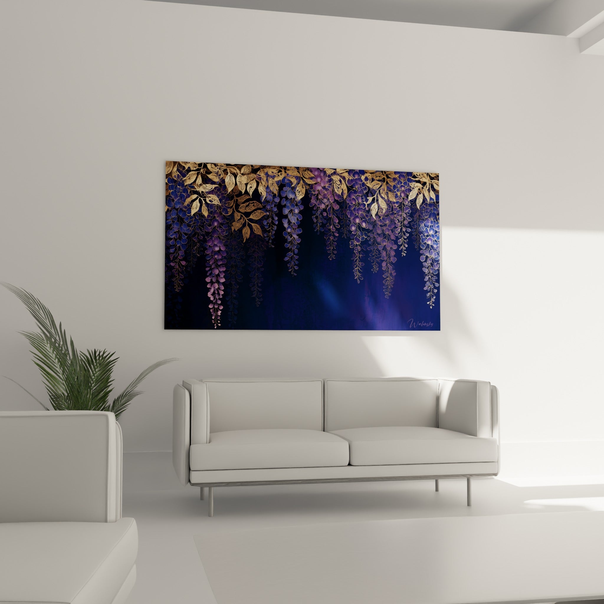 Fleurs de glycine mauve tombantes et branches dorées au-dessus d'un canapé dans un salon lumineux