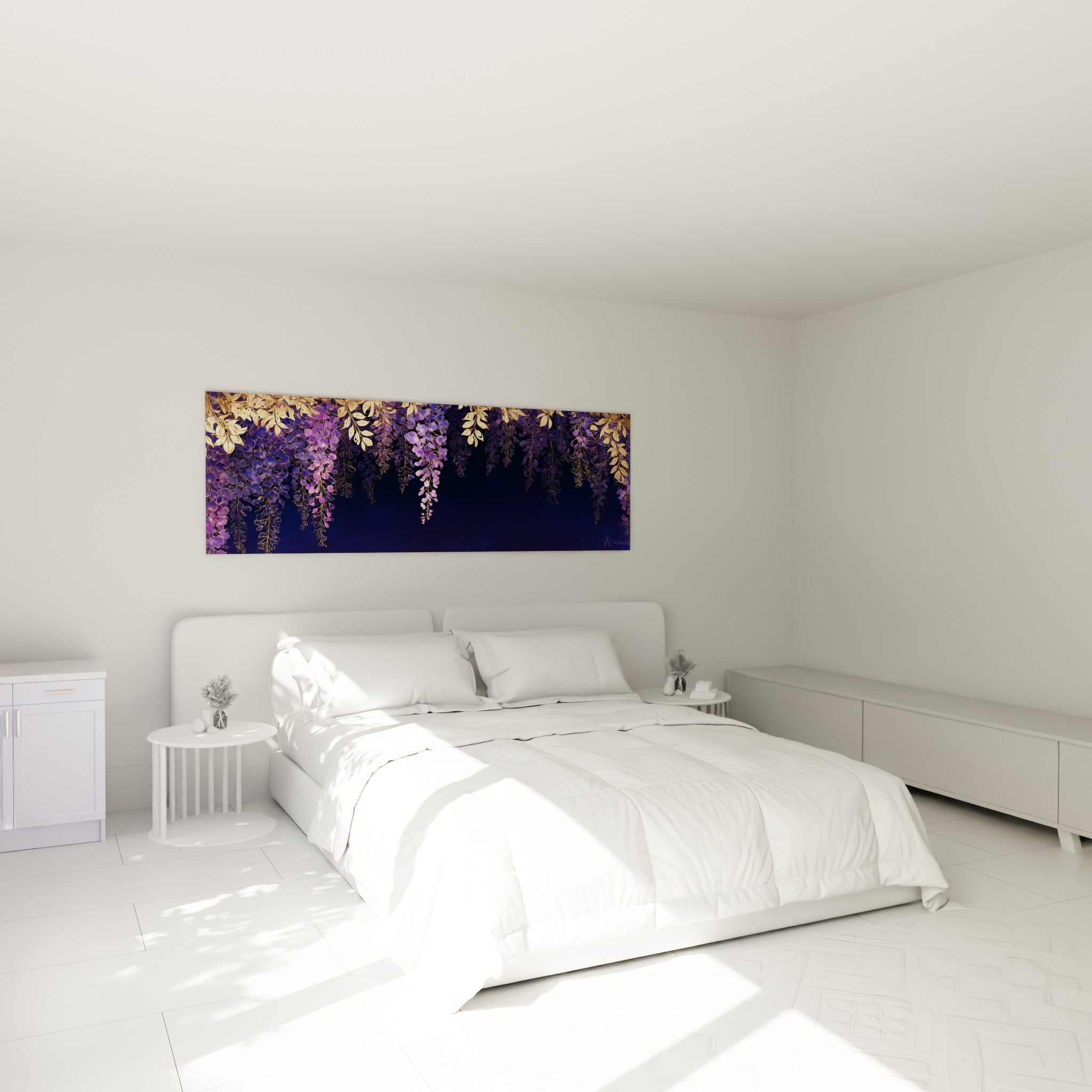 Grappes de glycine violette et feuilles dorées au-dessus d'un lit dans une chambre claire