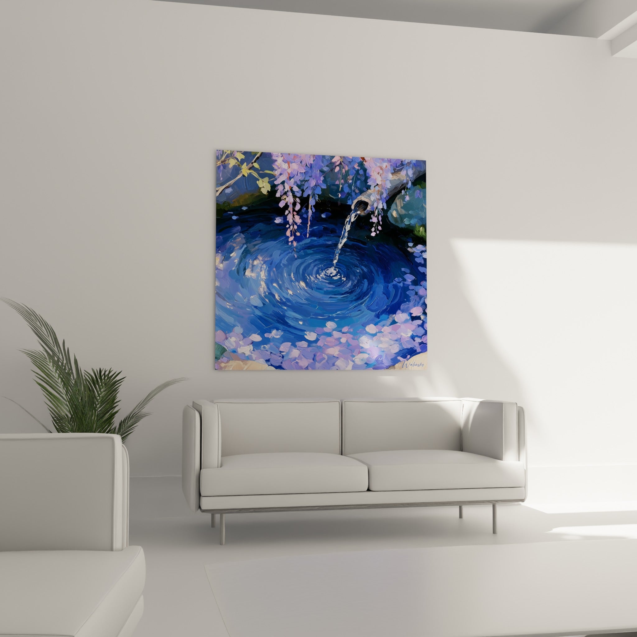 Fontaine de glycine bleu et mauve au-dessus d'un canapé dans un salon lumineux