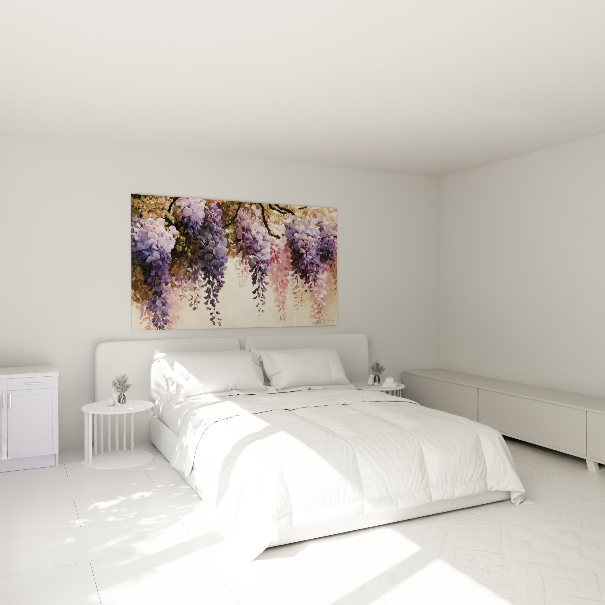 Fleurs de glycine violettes et roses suspendues, accrochées au-dessus d'un lit dans une chambre claire