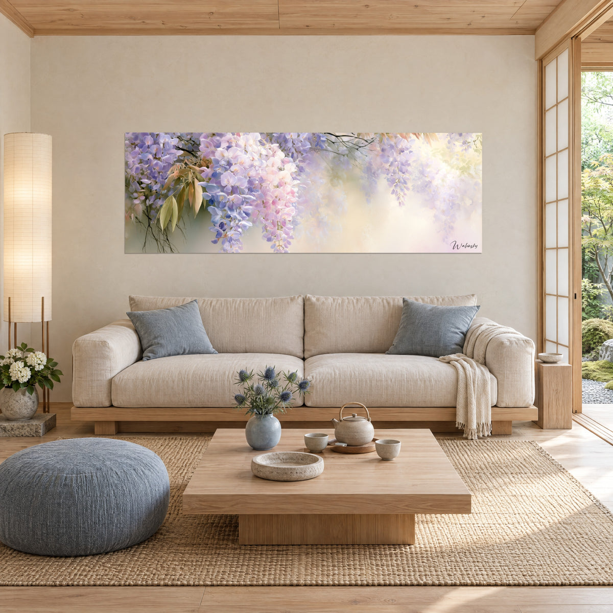 Gemälde Blauregen in kaskadenartigen Trauben aus Malve und Rosa auf cremefarbenem Grund, milchiger Dunst, über einem Sofa in einem hellen Wohnzimmer