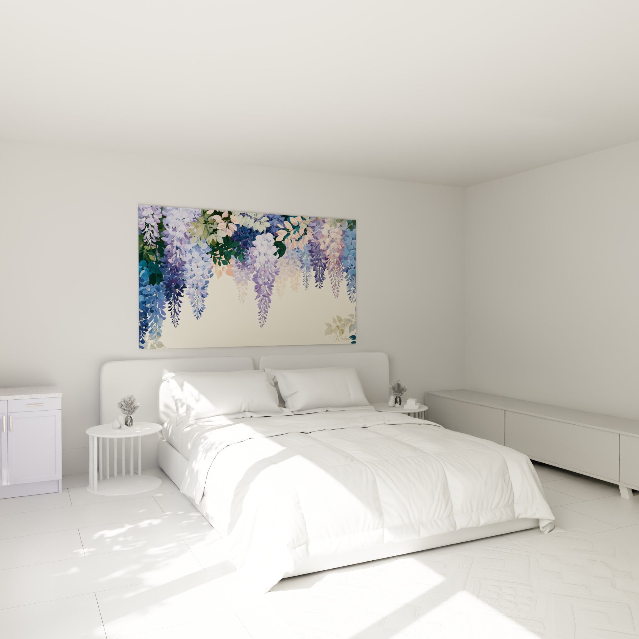 Cascade de glycine bleu marine et pêche accrochée au-dessus d'un lit dans une chambre claire