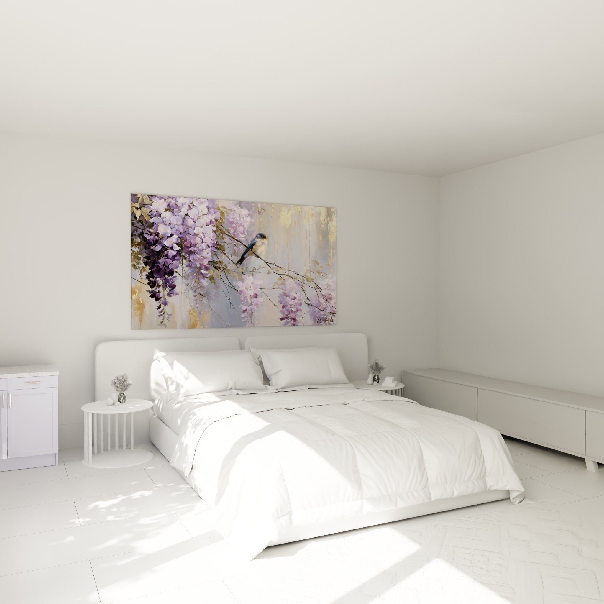 Grappes de glycine violette et oiseau bleu au-dessus d'un lit dans une chambre claire