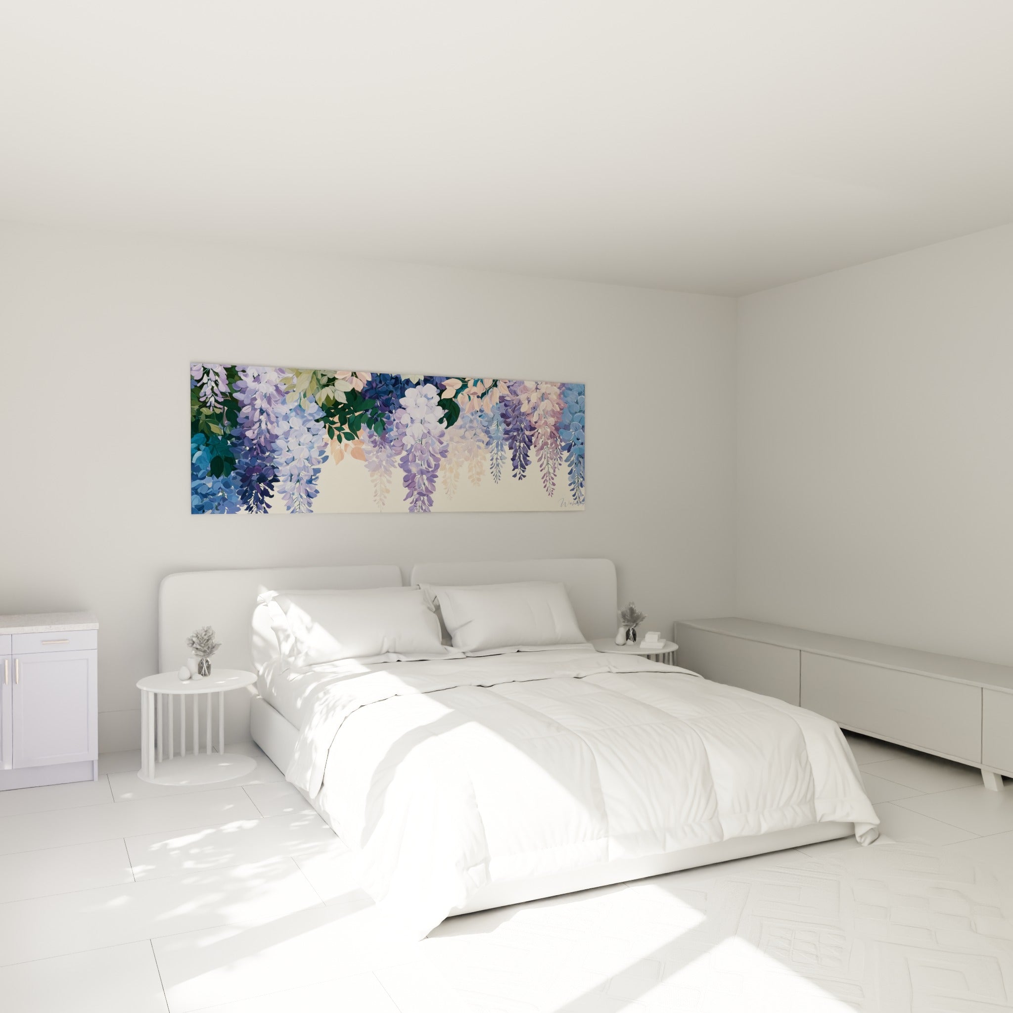 Grappes de glycine lilas et bleu marine suspendues au-dessus d'un lit dans une chambre claire