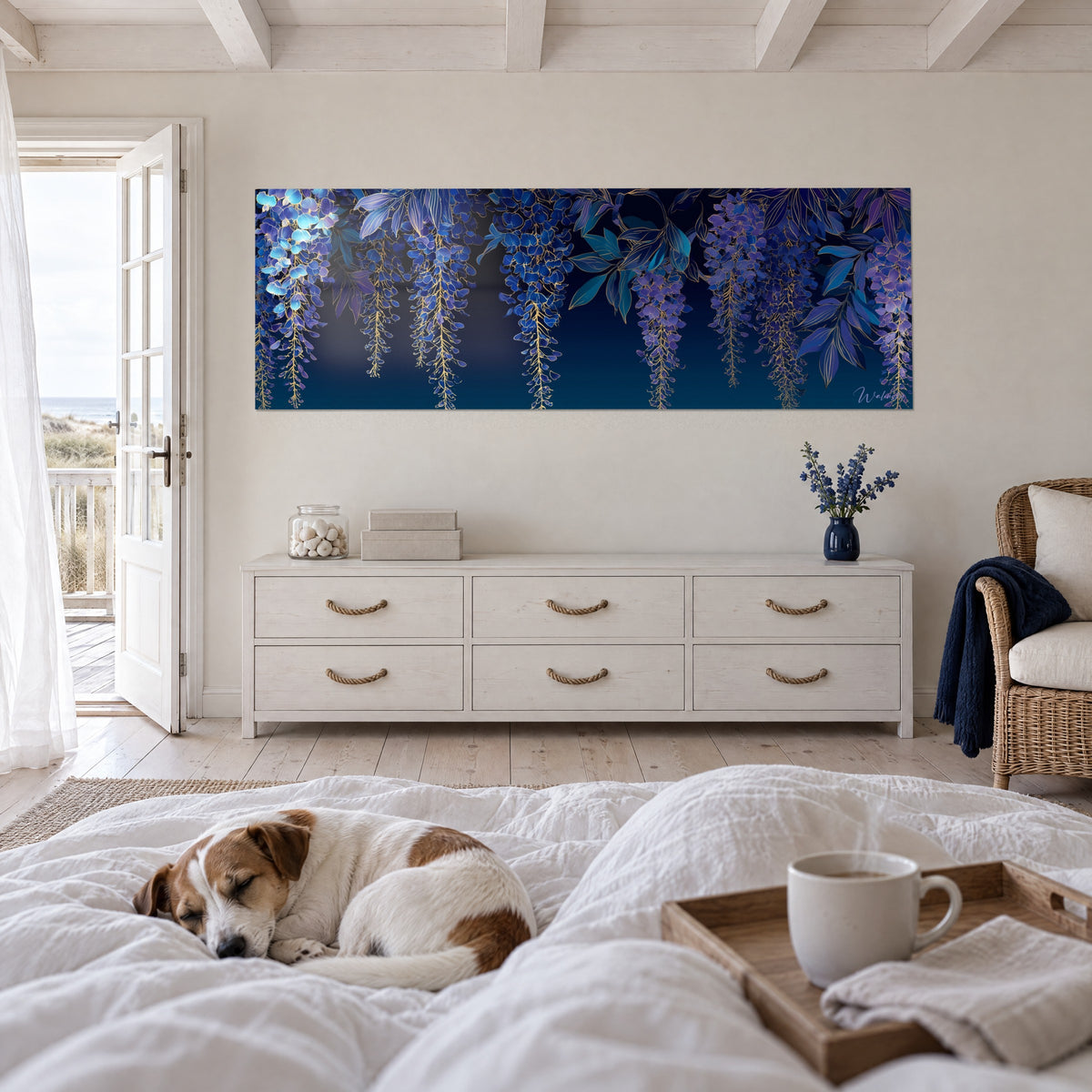 Schilderij gordijn van kobaltblauwe en mauve druiventrossen met gouden nerven, slapende terriër boven een bed in een lichte slaapkamer