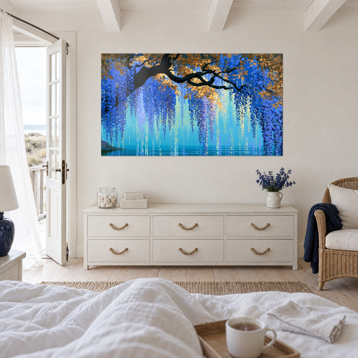 Schilderij gordijn van indigokleurige bloemen en koperkleurige bladeren boven turquoise water, boven een bed in een lichte slaapkamer