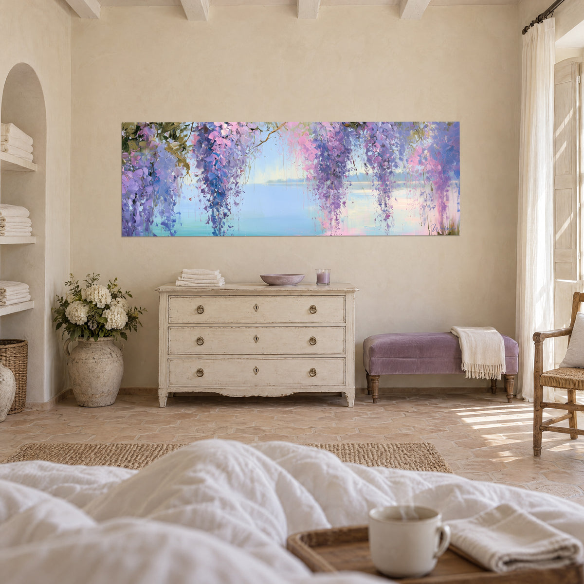 Gemälde mit hängendem Blauregen in Lila und Puderrosa über einem nebligen See, weiße Wäsche im Vordergrund, über einem Bett in einem hellen Schlafzimmer