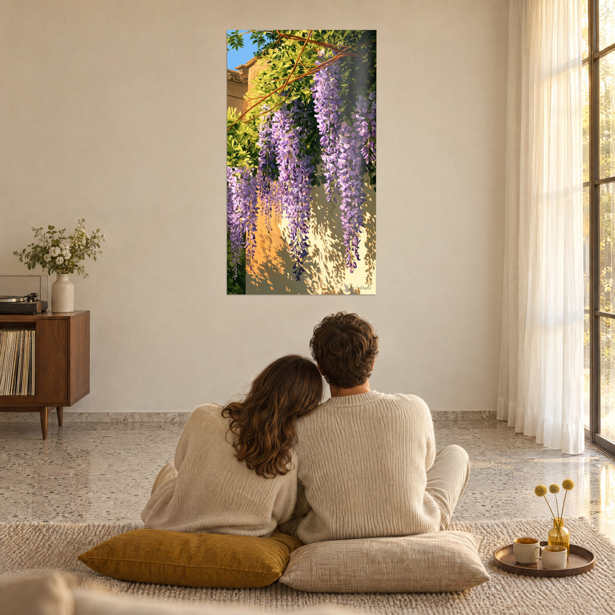 Schilderij kaskade van blauweregenbloesems in malvekleur en lila, goudgele muren, oranje takken, koppel van achteren op mosterdgele kussens, grote woonkamer