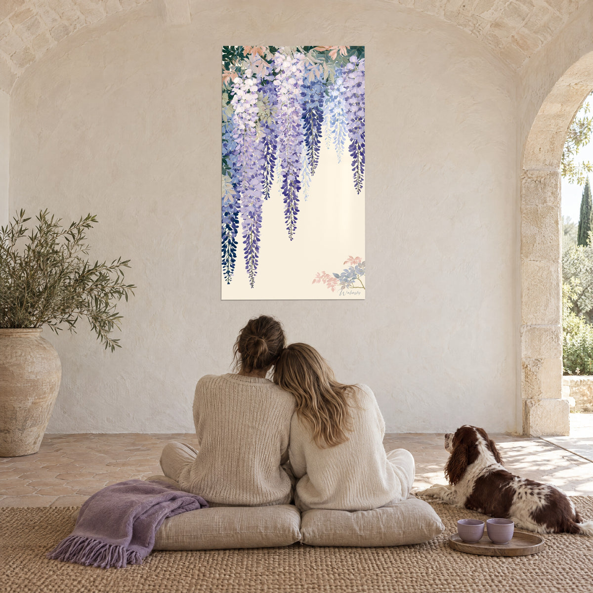 Schilderij blauweregen in mauve en diepblauw op een ivoorkleurige achtergrond, koppel van achteren innig omarmd met een spaniël, onder een stenen gewelf van de mas