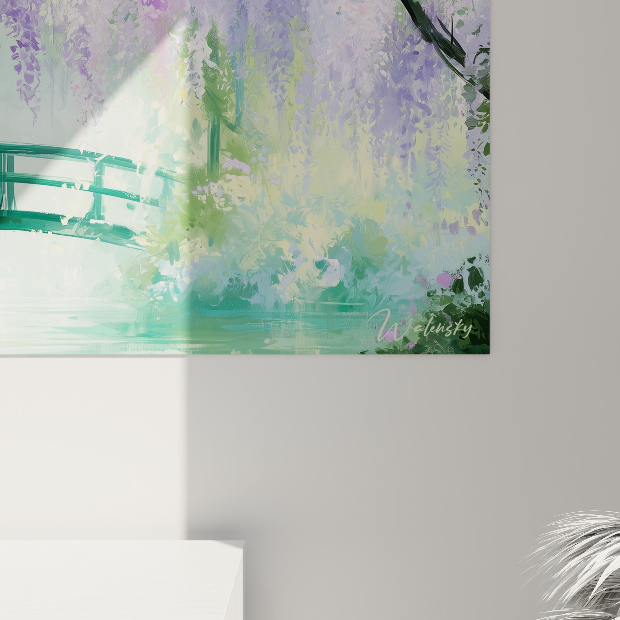 Détail des touches d'aquarelle mauve et verte, grain fondu des grappes de glycine et reflets sur l'eau