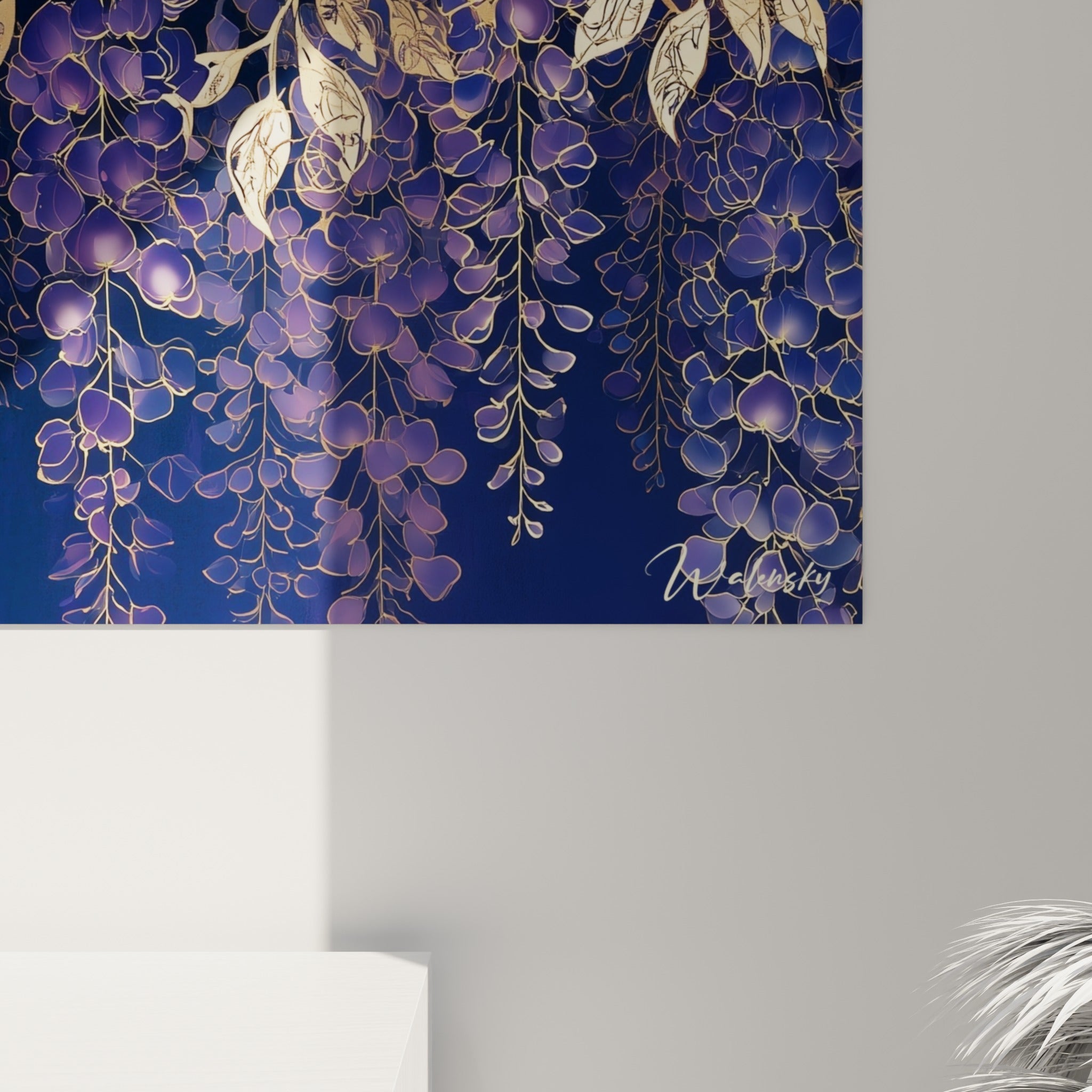 Détail des grappes violettes et du feuillage doré peint sur fond bleu marine profond
