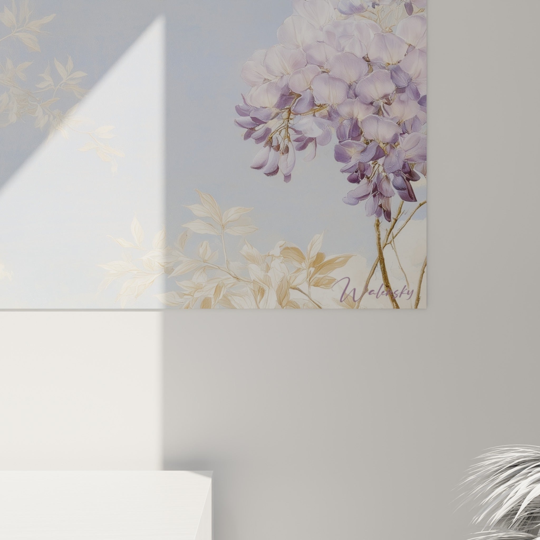 Détail des pétales mauves et du grain doré du feuillage peint avec finesse sur toile