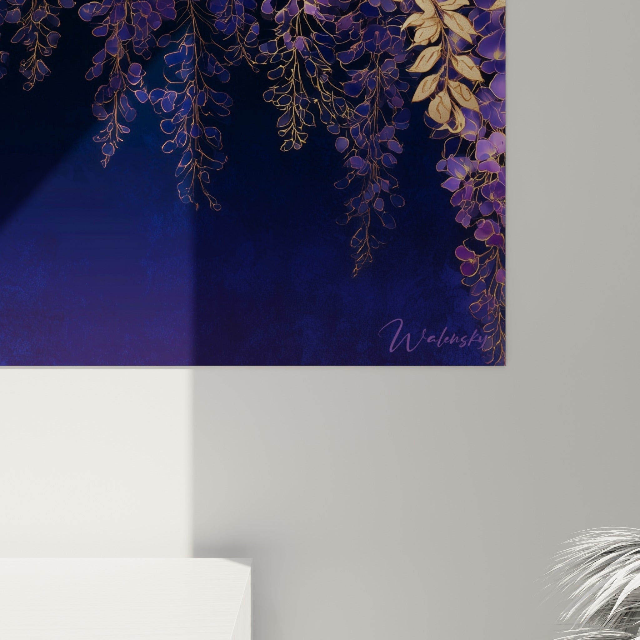Détail des fleurs violettes et feuilles dorées de la glycine, grain fin et nuances bleu marine visibles