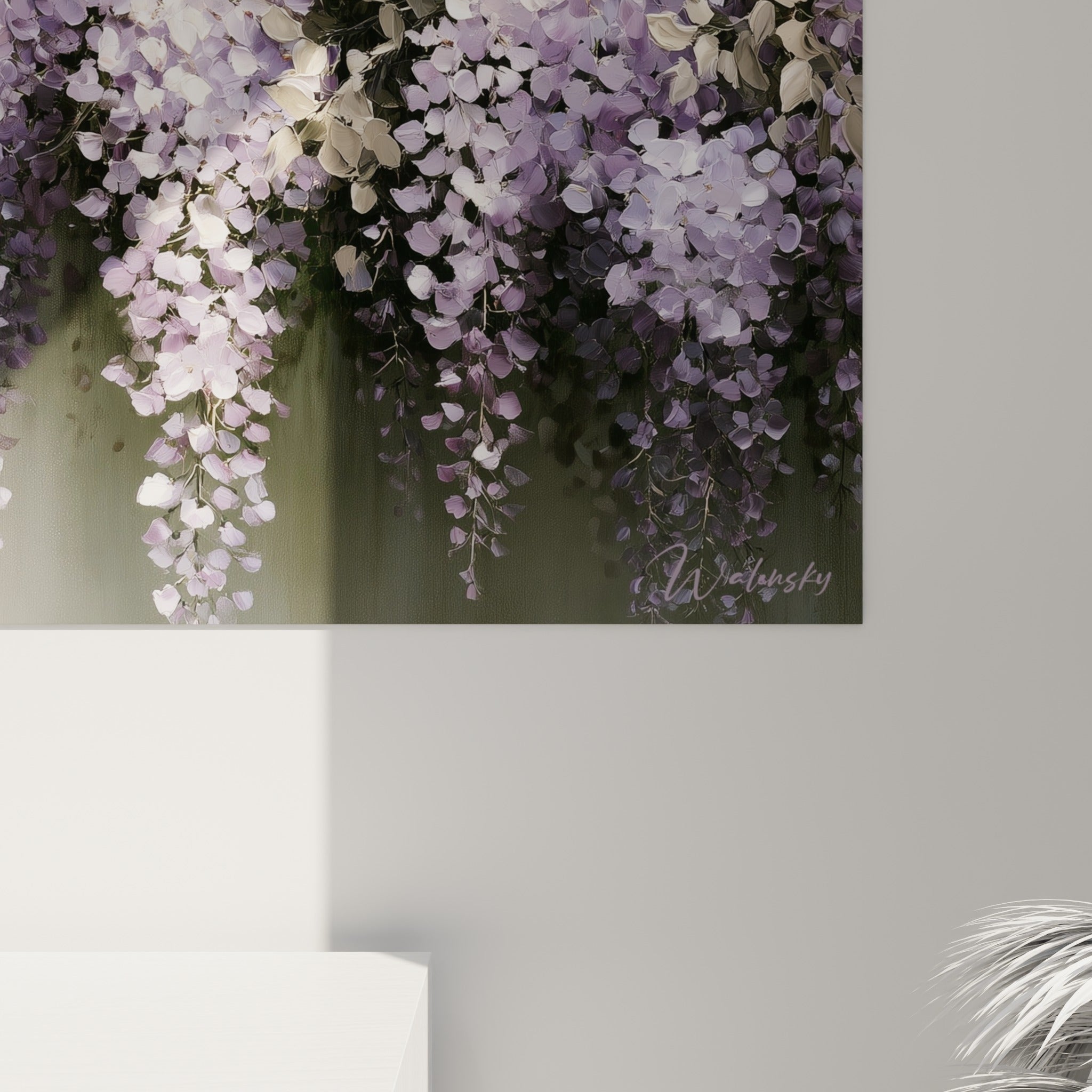 Détail des grappes de glycine où le lilas et l'ivoire se fondent en fines touches de matière
