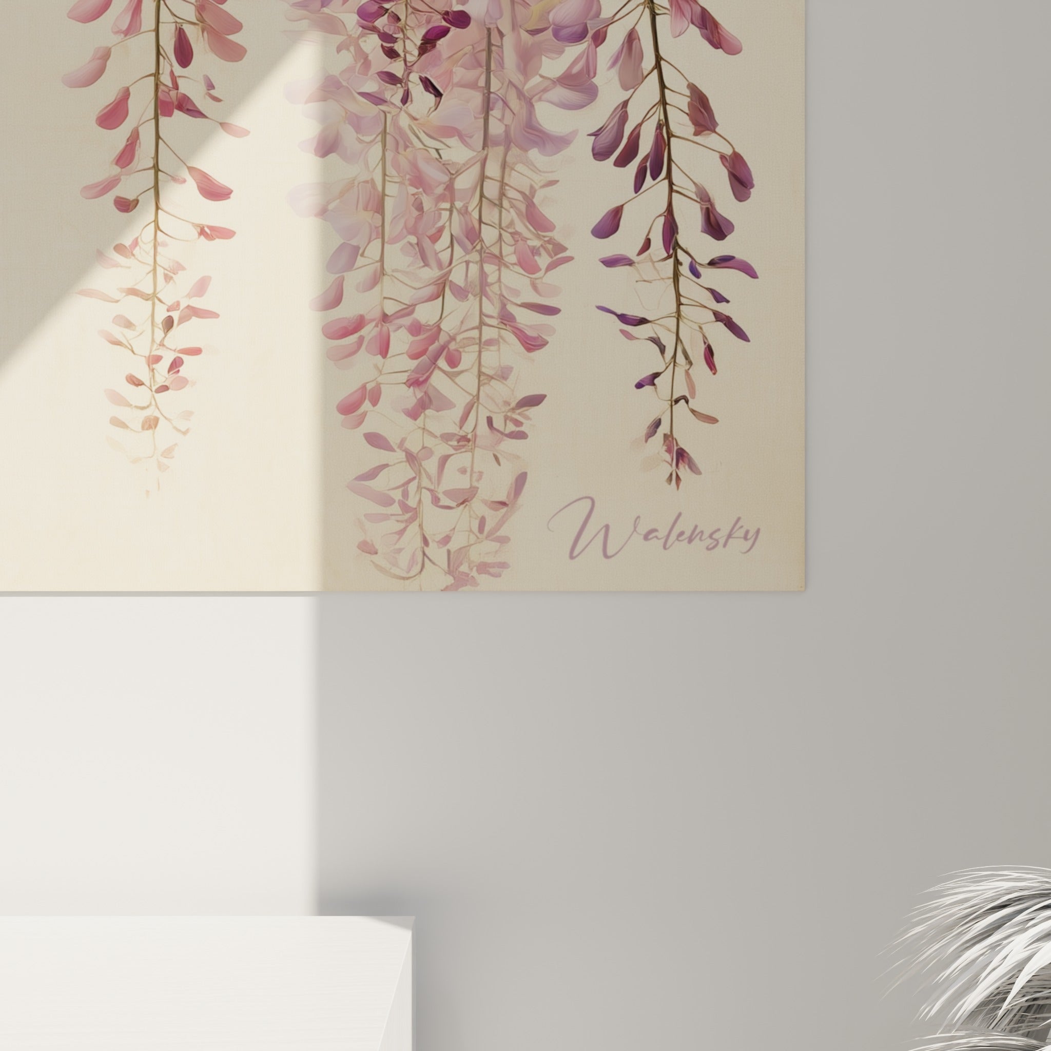 Détail des pétales de glycine mauve et rose, texture aquarellée et branches sombres finement peintes