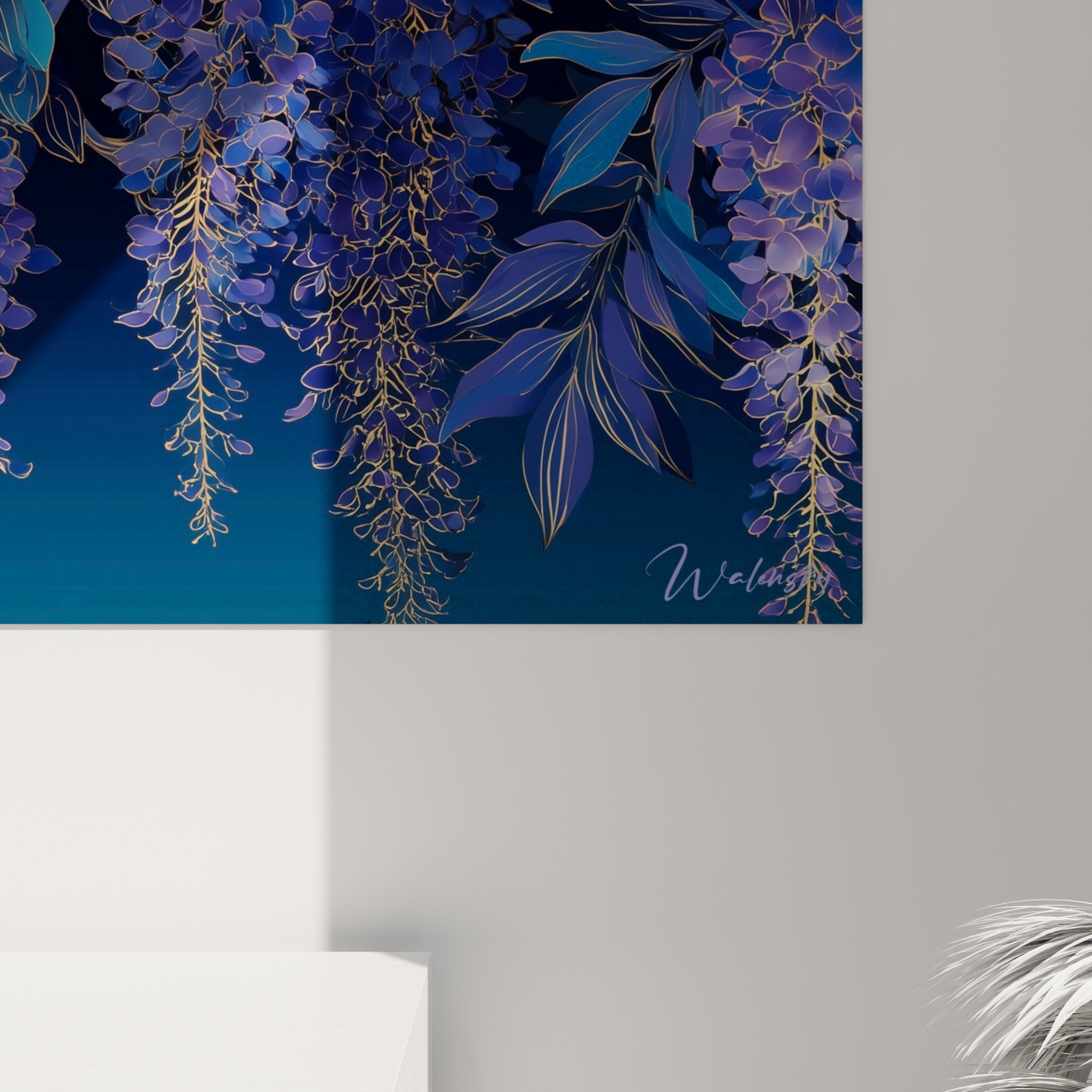 Détail des pétales de glycine bleu marine, traits dorés fins et dégradé de teal sur les feuilles