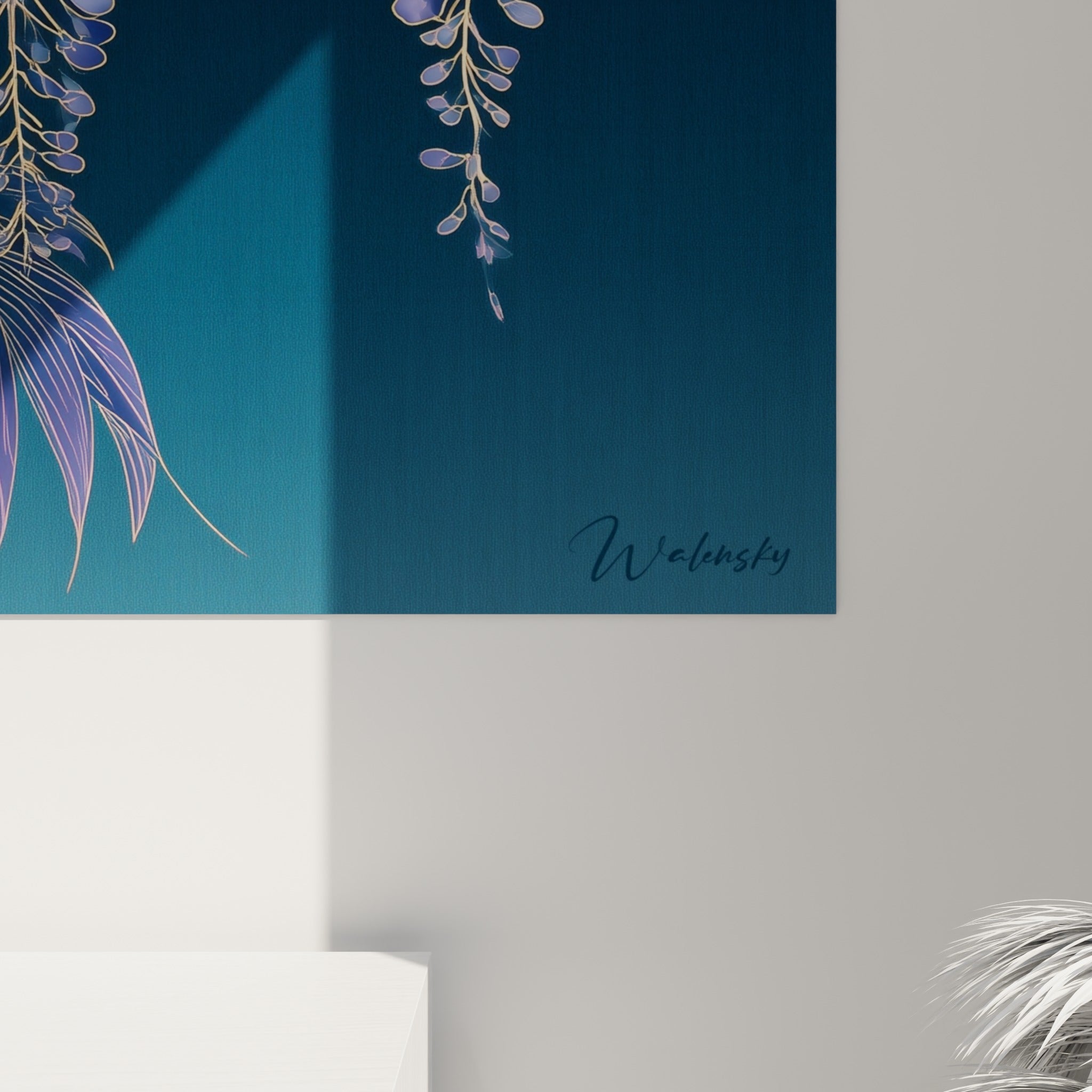 Détail des pétales bleu turquoise et des fins traits dorés sur fond anthracite profond
