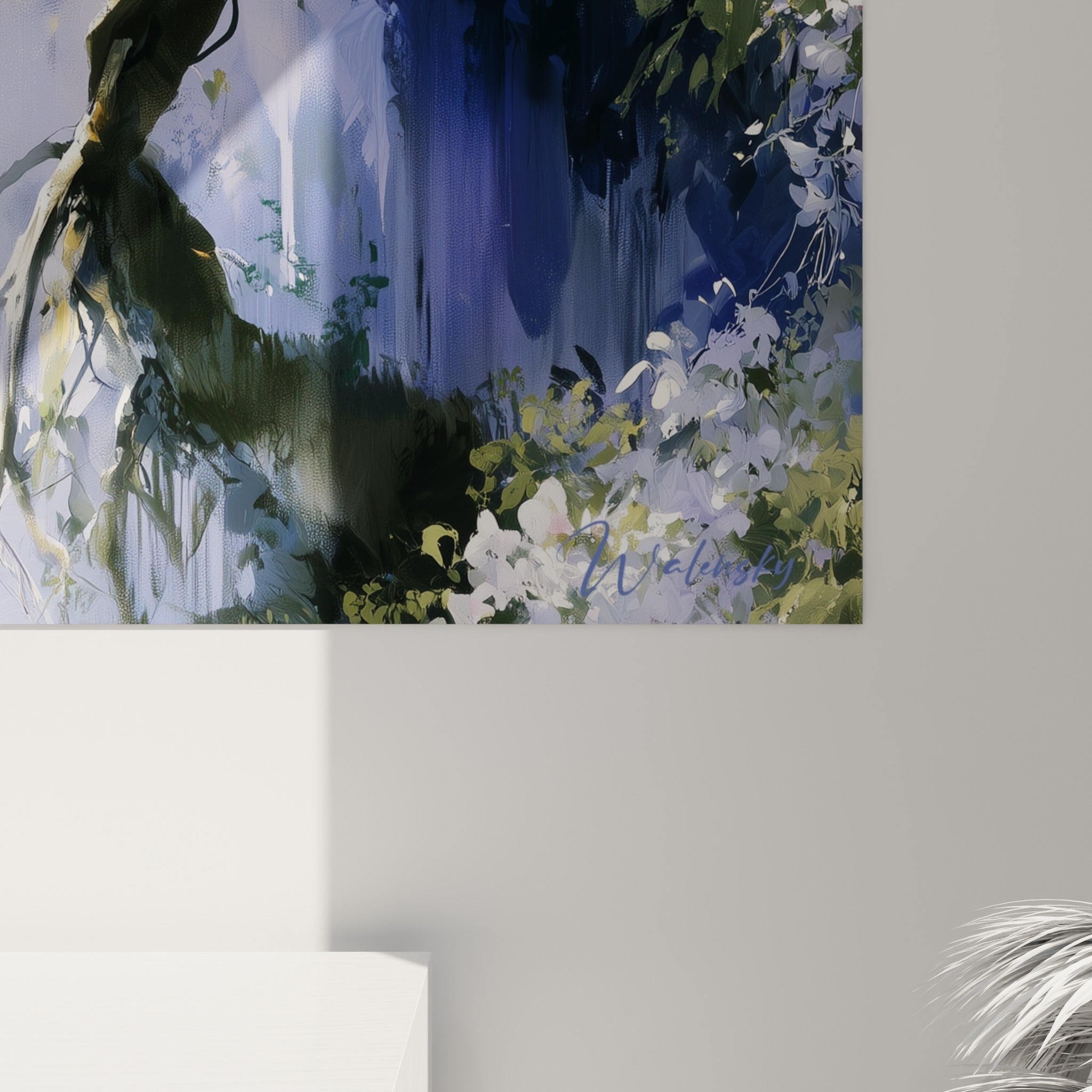 Détail des pétales de glycine violette, matière picturale fondue, coulures dorées et grain visible de la toile