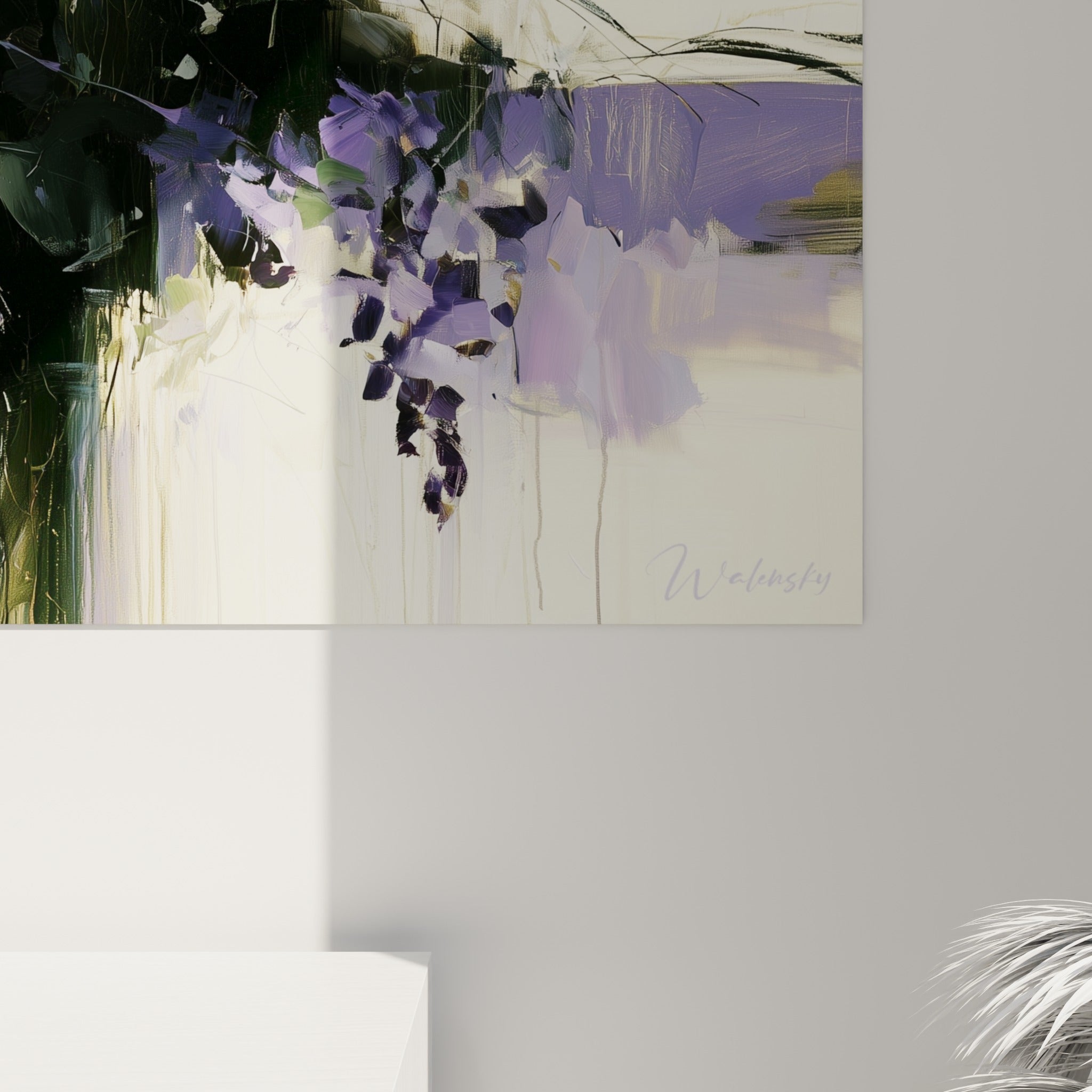 Détail des pétales mauve et des touches anthracite de la glycine, empâtements et coulures visibles